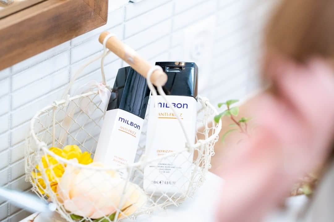 のインスタグラム：「Winter's dryness makes your hair get frizzy.. But don't worry!  Milbon Anti-Frizz Series can fix the frizzy hair! You can feel the difference in a week！ ＝＝＝＝＝＝＝＝＝＝ Milbon official account. WE provide worldwide stylist-trusted hair products. On this account, we share how stylists around the world use Milbon products. Check out their amazing techniques! ＝＝＝＝＝＝＝＝＝＝ #milbon #globalmilbon #milbonproducts #hairdesign #haircut #haircare #hairstyle #hairarrange #haircolor #hairproduct #hairsalon #beautysalon #hairdesigner #hairstylist #hairartist #hairgoals #hairproductjunkie #hairtransformation #hairart #hairideas #beauty #shampoo #hairtreatment #beautifulhair #antifrizz #frizzyhair」