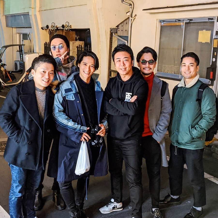 小柳津林太郎のインスタグラム：「先日、フィッシュくんと、ソナーポケットko-daiさんのはからいで、久保さんと一緒に福岡市長の高島さんとお会いさせていただきました。  ミュージシャン、ダンサー、経営者、市長という異色のコラボレーションだったのですが、超絶勉強になりました。  また、高島市長( @takashima.fukuoka )にサイン入りの本を頂いたのですが、逆風を跳ね除け大きなビジョンと実行力で市を経営する舞台裏が如実に見えてめちゃ面白かったです。  起業したての僕にとって、足りていないものがものすごく見えて刺激になりました。  しゃー、がんばるぞ🔥  これは福岡ではございません！w  #福岡 #市長 #高島市長 #fukuoka #sonarpocket #ソナーポケット #ko-dai #fishboy #radiofish #福岡市を経営する」