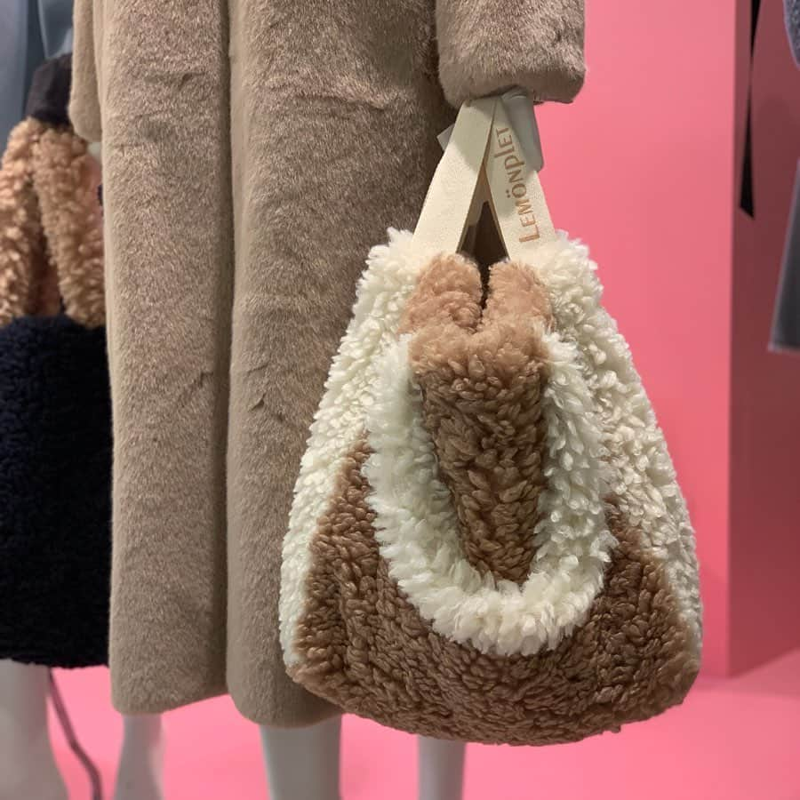 HANKYU.MODEさんのインスタグラム写真 - (HANKYU.MODEInstagram)「Lemönplet POP UP STORE Until 12/31 At 3F Event Space1 詳しくはプロフィールURLをチェック！ #Hankyu #HANKYUMODE #umedahankyu #阪急うめだ本店 #うめだ阪急 #阪急百貨店 #osaka #umeda #mode #Lemönplet #レモンプレット #Choyo #チョーヨ #セカンドブランド #愛らしいカラー #エコファー#フェイクファー#カラーファー」12月18日 18時00分 - hankyumode