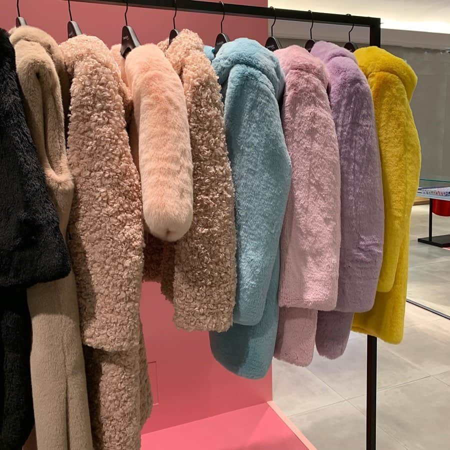 HANKYU.MODEさんのインスタグラム写真 - (HANKYU.MODEInstagram)「Lemönplet POP UP STORE Until 12/31 At 3F Event Space1 詳しくはプロフィールURLをチェック！ #Hankyu #HANKYUMODE #umedahankyu #阪急うめだ本店 #うめだ阪急 #阪急百貨店 #osaka #umeda #mode #Lemönplet #レモンプレット #Choyo #チョーヨ #セカンドブランド #愛らしいカラー #エコファー#フェイクファー#カラーファー」12月18日 18時00分 - hankyumode