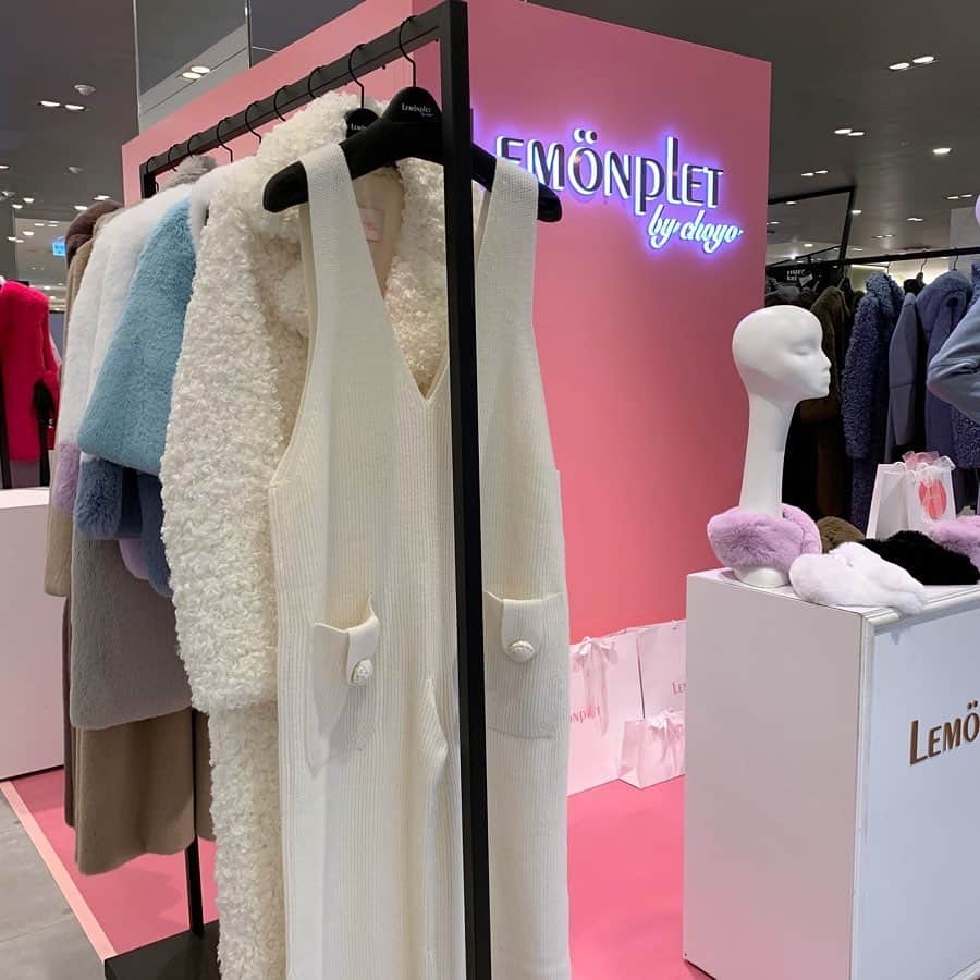 HANKYU.MODEさんのインスタグラム写真 - (HANKYU.MODEInstagram)「Lemönplet POP UP STORE Until 12/31 At 3F Event Space1 詳しくはプロフィールURLをチェック！ #Hankyu #HANKYUMODE #umedahankyu #阪急うめだ本店 #うめだ阪急 #阪急百貨店 #osaka #umeda #mode #Lemönplet #レモンプレット #Choyo #チョーヨ #セカンドブランド #愛らしいカラー #エコファー#フェイクファー#カラーファー」12月18日 18時00分 - hankyumode