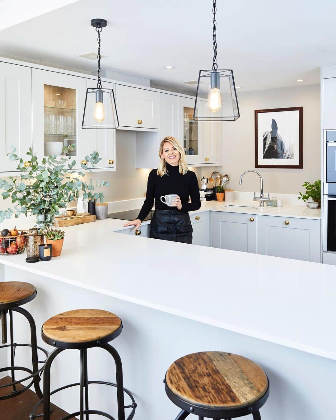 Mollie Kingさんのインスタグラム写真 - (Mollie KingInstagram)「I’m beyond excited to have my dream kitchen finished for Christmas! It’s honestly been the best experience, I’ve loved every minute of designing it and seeing it come together!! A massive thank you to @howdensjoinery for partnering up with me and making my vision come to life, and a huge thank you to @rickie_u at @new_leaf_carpentry for being the most attentive and patient builder ever! It’s going to feel very quiet at home now without @new_leaf_carpentry being in the kitchen every morning singing along to the radio. I now know what it feels like to have flat mates 🤣 ...Now my worry is...how on earth do I cook a Christmas lunch? 😱🎄🥂🥳」12月18日 17時55分 - mollieking