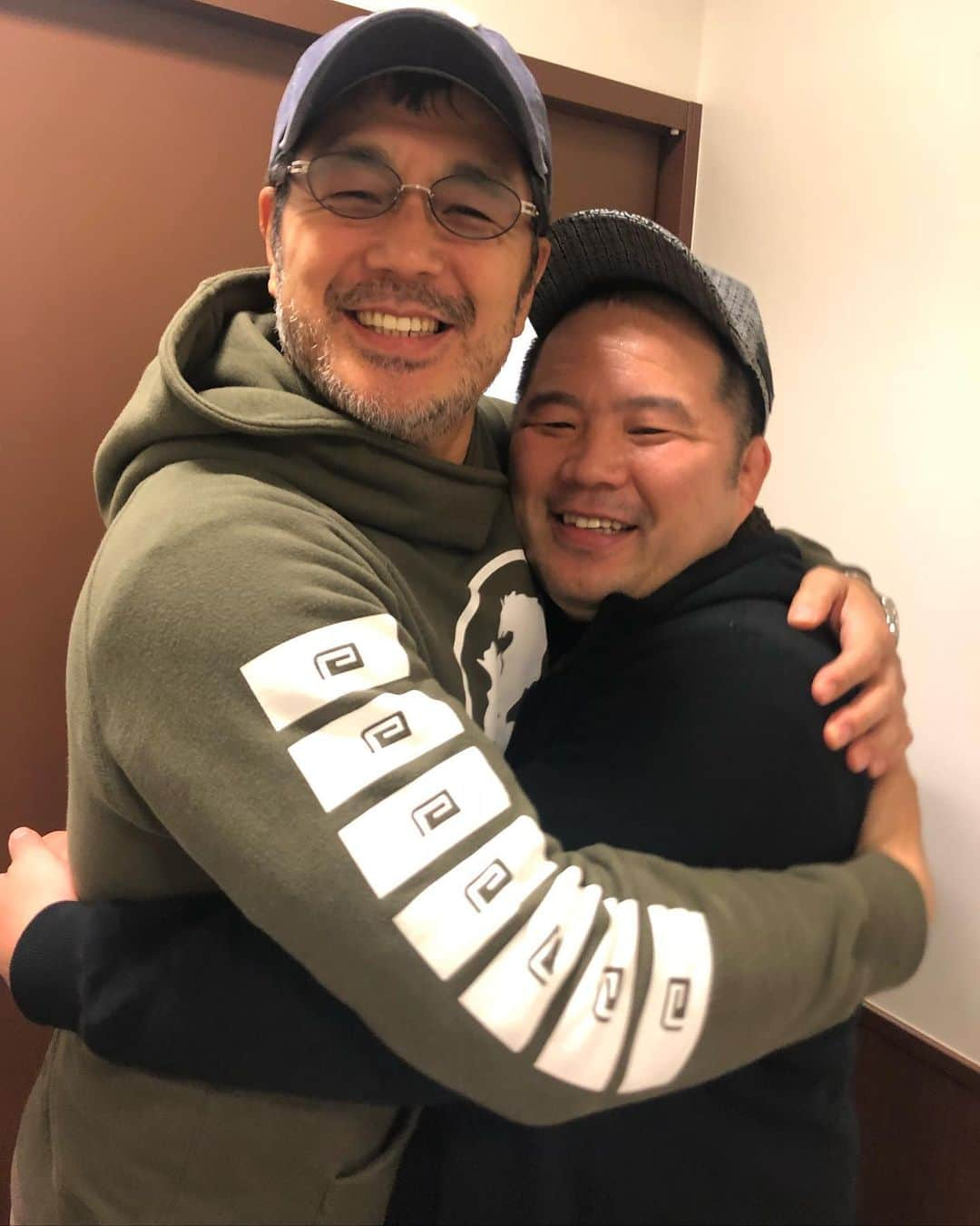 高田延彦さんのインスタグラム写真 - (高田延彦Instagram)「真っ昼間！とある場所でマッハと偶然バッタリ❗️あまりに嬉しい再会に向井が押さえた連写を数枚アップしとく、皆さんにもパワーを届けるぜ❗️マッハは変わらずむちゃくちゃ元気でパワフルだったぜ(^^) #桜井マッハ速人  #ひっさしぶり  #超強者  #太り過ぎ  #竜ヶ崎市市議会議員  #パワフル  #元気  #ナイスガイ」12月18日 17時59分 - takada_nobuhiko