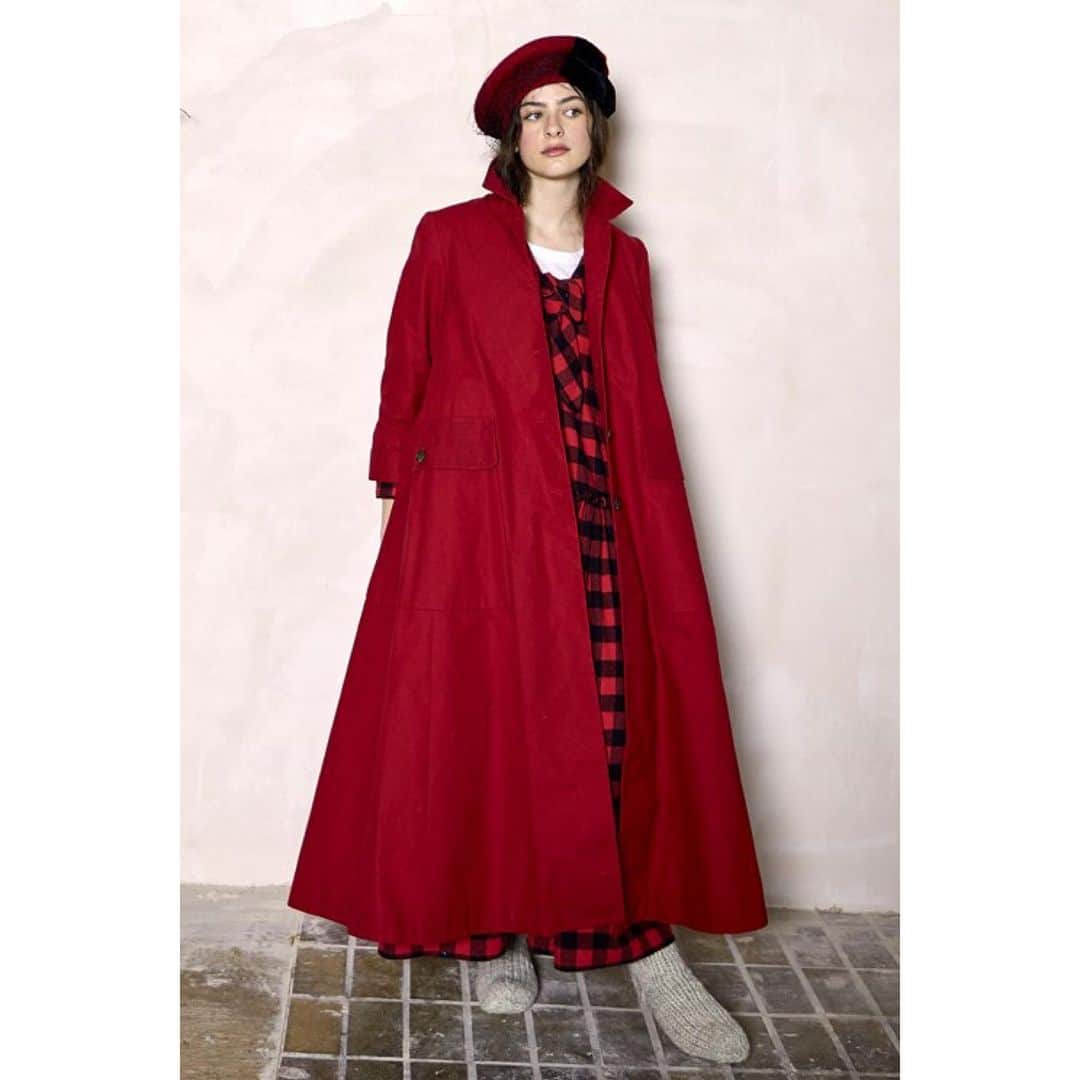 キャベジズ&ローゼズのインスタグラム：「Just in time for Christmas. Our glorious red berets with giant velvet ribbon bow and veil by @gilfoxhats. Order by 2pm today to get them in time for Christmas. @christina_strutt @cabbagesandroses_shop #smallbusiness #shoplocal #handmade #handmadewithlove #velvetbows #hat #festivedressing #livinglifebeautifully #cabbagesandroses #cabbagesandrosesfashion」