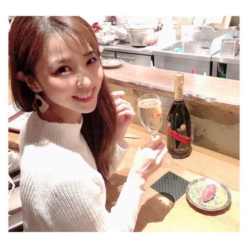 垰智子さんのインスタグラム写真 - (垰智子Instagram)「毎日、みなさま、お疲れ様です🥂💕 . まだ今年を振り返るには少し早いけど、いろいろあったなー。がんばったなーと思う今日この頃♪😋 . そんながんばるみんなに『お疲れ様♡』や、『がんばってね♪』の元気づけのシャンパン @ghmumm_jpn 🍾 . たまにはゆっくり自分と向き合って考える時間って本当に大切。 . 美味しいお食事と美味しいお酒は何よりも必要だよね☻ . よし！ 明日からもがんばろう.。o○ . #mumm #mummgrandcordon #celebration #shampagne #マム #マムグランコルドン #シャンパン #alcohol #シャンパーニュ #1枚目の写真、カメラマンはなんと大将（笑）」12月18日 18時06分 - taotao_tomo