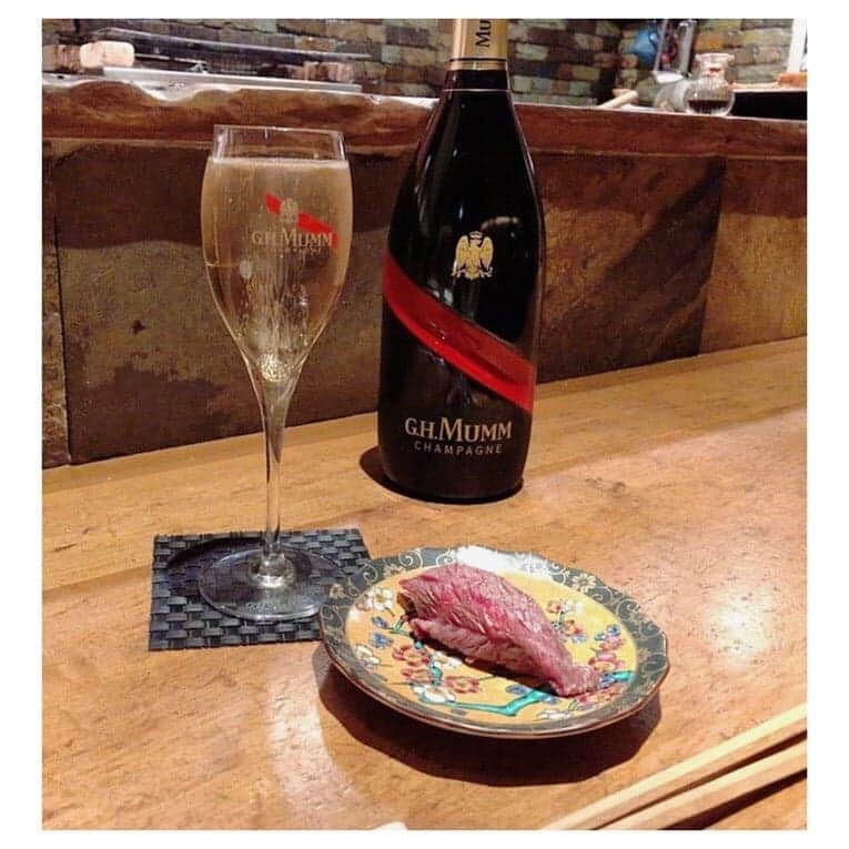 垰智子さんのインスタグラム写真 - (垰智子Instagram)「毎日、みなさま、お疲れ様です🥂💕 . まだ今年を振り返るには少し早いけど、いろいろあったなー。がんばったなーと思う今日この頃♪😋 . そんながんばるみんなに『お疲れ様♡』や、『がんばってね♪』の元気づけのシャンパン @ghmumm_jpn 🍾 . たまにはゆっくり自分と向き合って考える時間って本当に大切。 . 美味しいお食事と美味しいお酒は何よりも必要だよね☻ . よし！ 明日からもがんばろう.。o○ . #mumm #mummgrandcordon #celebration #shampagne #マム #マムグランコルドン #シャンパン #alcohol #シャンパーニュ #1枚目の写真、カメラマンはなんと大将（笑）」12月18日 18時06分 - taotao_tomo