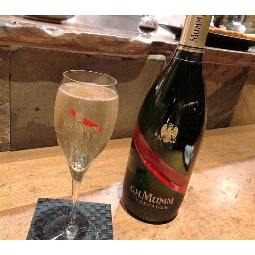 垰智子さんのインスタグラム写真 - (垰智子Instagram)「毎日、みなさま、お疲れ様です🥂💕 . まだ今年を振り返るには少し早いけど、いろいろあったなー。がんばったなーと思う今日この頃♪😋 . そんながんばるみんなに『お疲れ様♡』や、『がんばってね♪』の元気づけのシャンパン @ghmumm_jpn 🍾 . たまにはゆっくり自分と向き合って考える時間って本当に大切。 . 美味しいお食事と美味しいお酒は何よりも必要だよね☻ . よし！ 明日からもがんばろう.。o○ . #mumm #mummgrandcordon #celebration #shampagne #マム #マムグランコルドン #シャンパン #alcohol #シャンパーニュ #1枚目の写真、カメラマンはなんと大将（笑）」12月18日 18時06分 - taotao_tomo