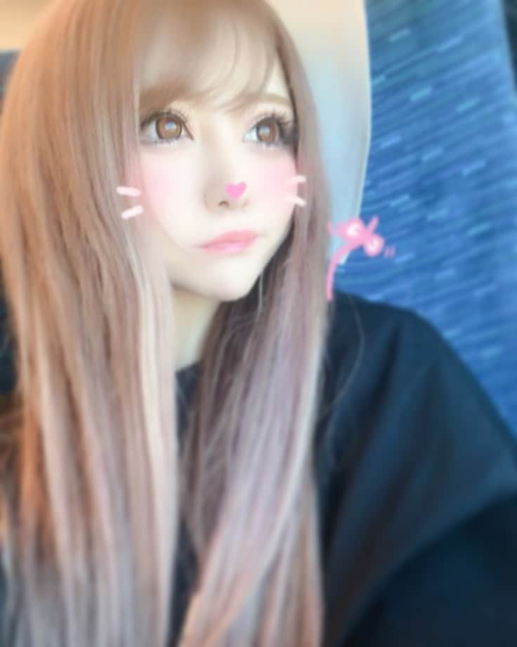 結城里華さんのインスタグラム写真 - (結城里華Instagram)「_ _ 好きなものを不器用なくらい 好きなだけでじゅうぶんだった はずなのにね _  #tokyo #shinjuku #kabukicho #東京 #新宿 #歌舞伎町 #韓国 #韓国ファッション #ヘアメイク #ヘアセット #bts #army #한국 #일본 #도쿄 #보라해 #キャバクラ #キャバ嬢 #金髪 #louisvuitton #chanel #make #followme #hopeorpain」12月18日 18時07分 - yuuki_rika