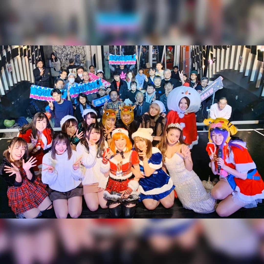 夏目樹里さんのインスタグラム写真 - (夏目樹里Instagram)「昨日2019-12-17 『M'stage』 ～X'masスペシャル～ in morph-tokyo #アズールシャープ ライブでした〜\( ˆoˆ )/ . 新曲「BreakOut」東京でも観てもらえて、本当に嬉しかった〜❣️😍 . 初見でもバッチリ盛り上げてくれた皆さん、ありがとうございました😂💖🎅🏻✊ . 楽曲制作いただいたYASさんも観にきてくださいました✨👏 . そして、morphガチャで大当たり「飲み放題」をGETしたAyaちゃん🤣🍻 #ラッキーガール . 昨日の写真たちも(  ˊᵕˋ )♡ 今回は出演者の皆さんも各地から大集合❣️でした😆✊ 楽屋ではAiLiちゃんとの3ショも😍 #Mステ #Xmas  #mstage . 来年も東京ライブできますように🌟 #アズールシャープ  #morphtokyo #morphのご縁が凄い件」12月18日 18時07分 - juri_azure
