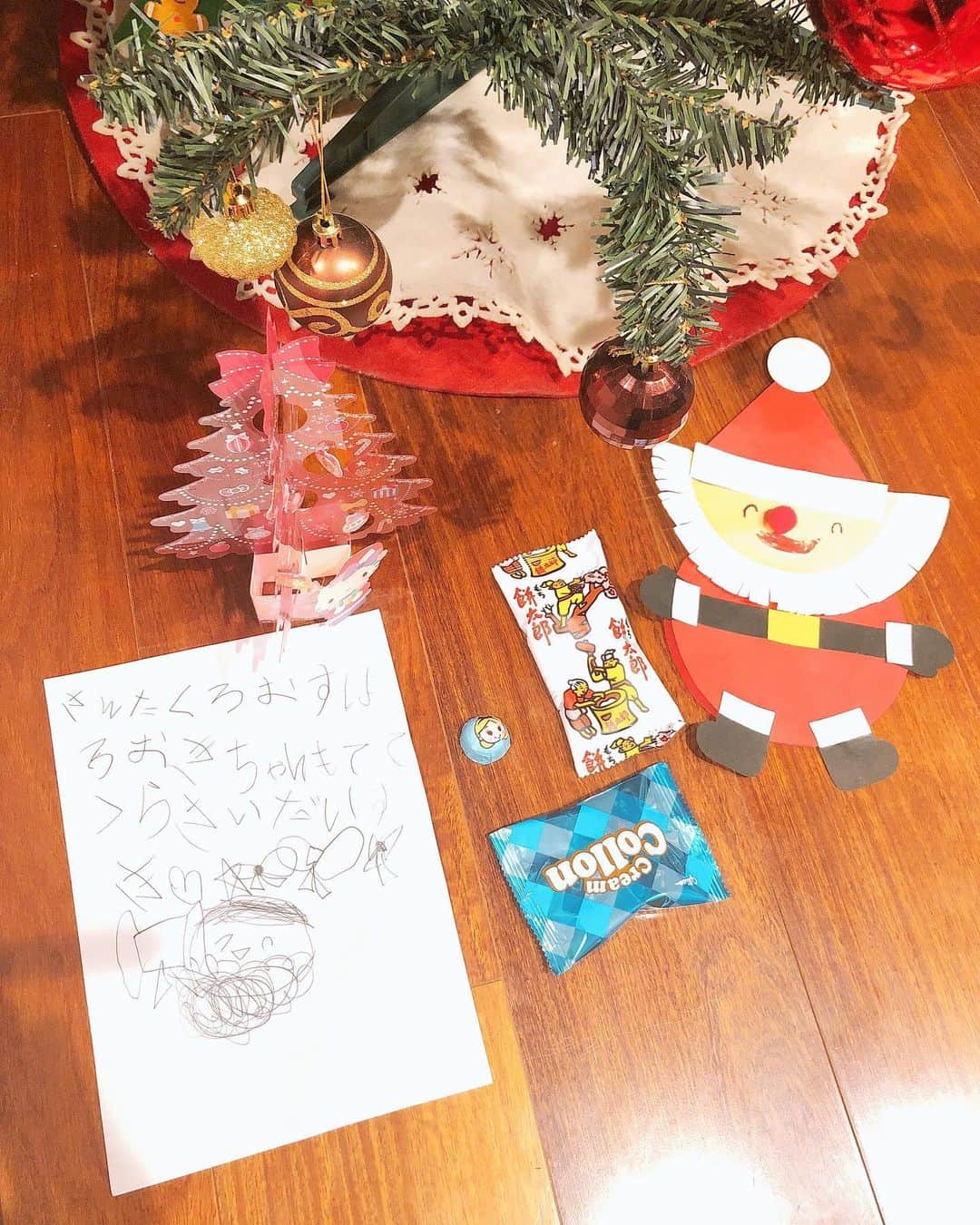 みきママさんのインスタグラム写真 - (みきママInstagram)「【サンタさんにプレゼントを用意しました！】. . . . サンタさんが手紙を持っていってくれないので、杏ちゃん、サンタさんに手紙と、お菓子と、サンタさんの切り絵をツリーの下に置いていました🤣🤣🤣. . . . . 杏ちゃん、サンタさん持っていってくれたらいいね😆😆😆. . . . サンタさんは杏ちゃんにもう少しだけお家のお手伝いをさせたいようです😝😝😝. . . . #みきママ #娘 #おやつ」12月18日 18時12分 - mikimama_official