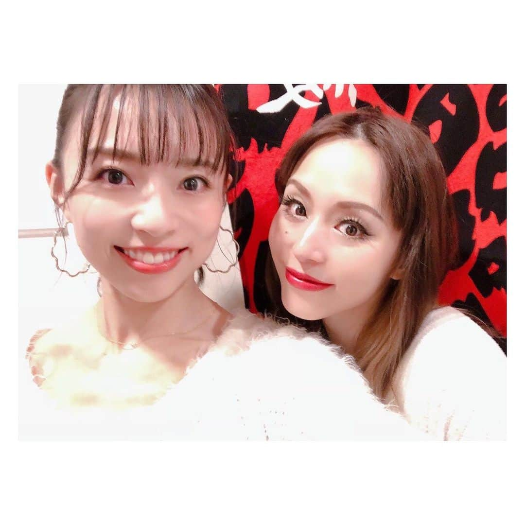 愛加あゆさんのインスタグラム写真 - (愛加あゆInstagram)「『ロカビリー☆ジャック』観劇。 至るところに岸谷五朗さんの面白演出が垣間見えて、とても楽しかったです😂笑 明るくポップでお洒落でとっても楽しい作品！ 50年代って良いなぁ♪ あやちゃんのパワフルボイスとっても格好良かったーー！！ 圭吾さんはひたすら面白かったです（笑） #ロカビリージャック #観劇 #平野綾 ちゃん #愛加あゆ」12月18日 18時12分 - manaka_ayu