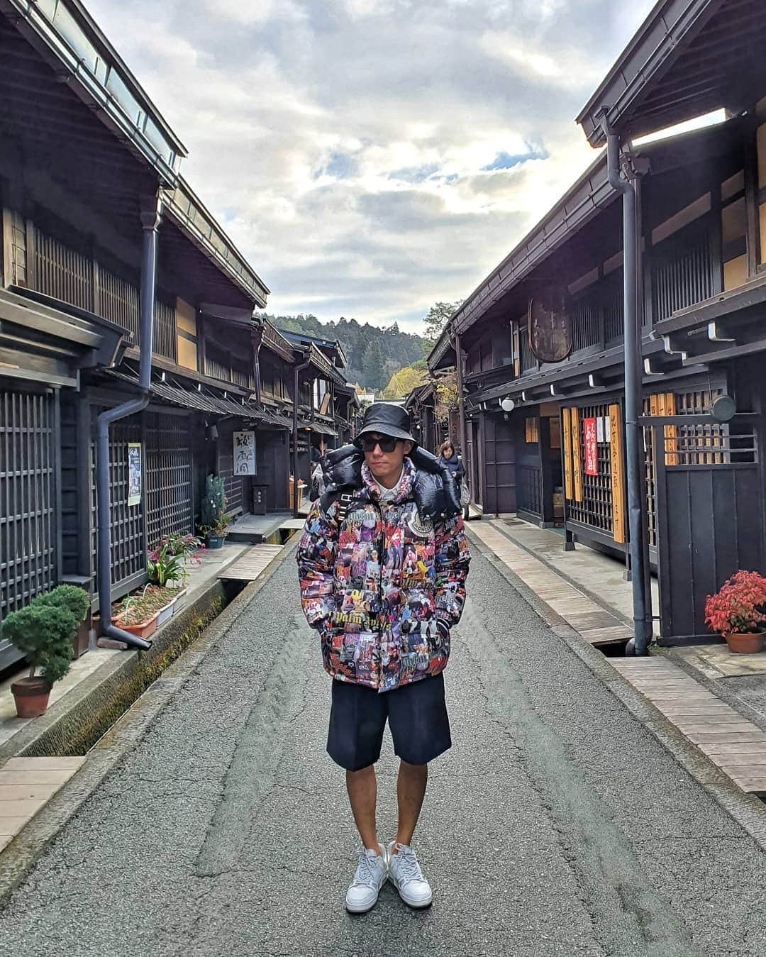 デスモンド・タンさんのインスタグラム写真 - (デスモンド・タンInstagram)「Sanmachi Suji is all about beautiful traditional streets and loads of good food! I love the quaint and calm vibes here, especially spending few days in buzzy Kyoto. The Hida beef is insane, it's conversation-stoppingly good! After trying Hida beef, theres no going back. Drooling as I'm typing! 🤤🤤 #sanmachisuji #takayama #japan #hidabeef」12月18日 18時13分 - thedesmondtan