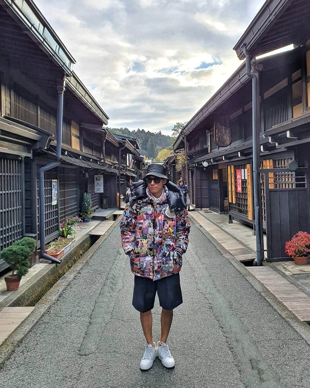 デスモンド・タンのインスタグラム：「Sanmachi Suji is all about beautiful traditional streets and loads of good food! I love the quaint and calm vibes here, especially spending few days in buzzy Kyoto. The Hida beef is insane, it's conversation-stoppingly good! After trying Hida beef, theres no going back. Drooling as I'm typing! 🤤🤤 #sanmachisuji #takayama #japan #hidabeef」
