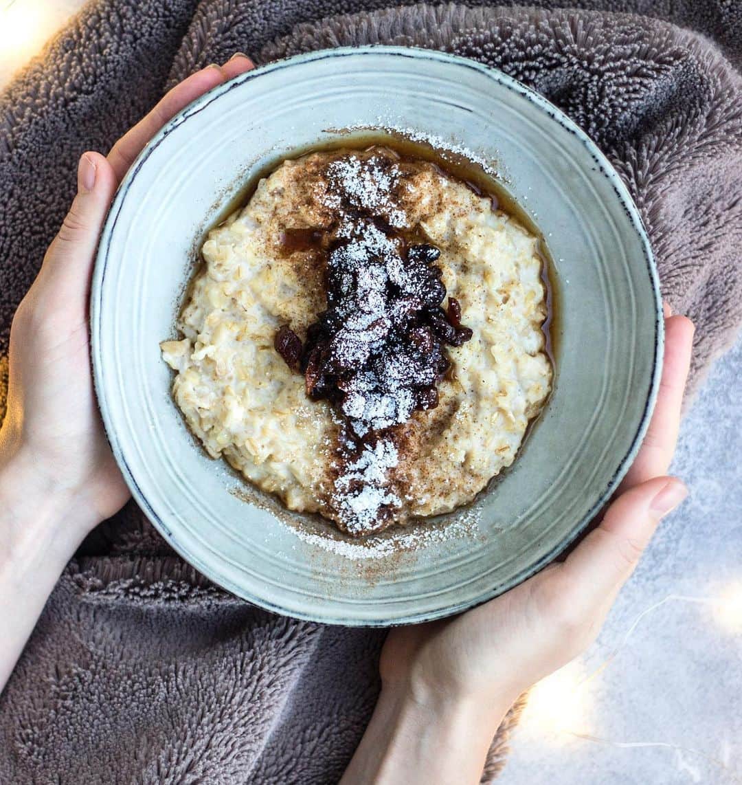 Zanna Van Dijkさんのインスタグラム写真 - (Zanna Van DijkInstagram)「Festive Mince Pie Porridge 😍🙌🏼 Have you been making mince pies and have some left over filling? I’ve got the solution for you! This is my current favourite 10 minute winter warmer brekkie packed with festive flavours - which helps fight food waste too! 🌍🌱 1️⃣ Cook 1/2 cup oats with 1 cup plant milk for 5-10 minutes until cooked through. 2️⃣ Take off the heat. Stir through 1/2 scoop of @vivolife vanilla protein and 1/2 tsp of cinnamon. 3️⃣ Serve with a dollop of mince meat on top, a sprinkle of cinnamon and a drizzle of maple syrup. Bosh! Click like & save so you can give this recipe a go this Christmas! ❤️ [ad - ambassador. Use the code ZANNA10 for 10% off @vivolife products which are vegan, carbon neutral and in compostable packaging] ✅ #festiverecipe #Christmasporridge #mincepies #mincepieporridge #christmasrecipe #winterbreakfast #porridgerecipe #oatmealrecipe #oatmealbowl #porridgebowl #porridgeporn」12月18日 18時16分 - zannavandijk