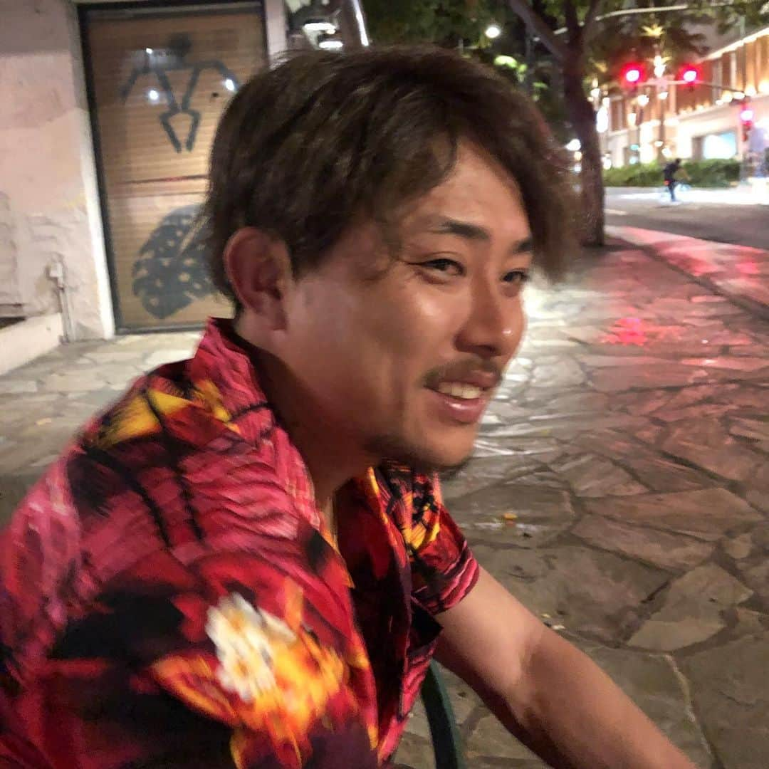 松下建太さんのインスタグラム写真 - (松下建太Instagram)「スカイダイビングの予定だったのに風と雲が多くてセスナが飛ばないと連絡がありました 涙 1番楽しみにしとったのに😂 しゃーなしでこの子に付き合ってもらってます。 笑 #水口大地 #ミニ口大地」12月18日 18時16分 - l.matsuken