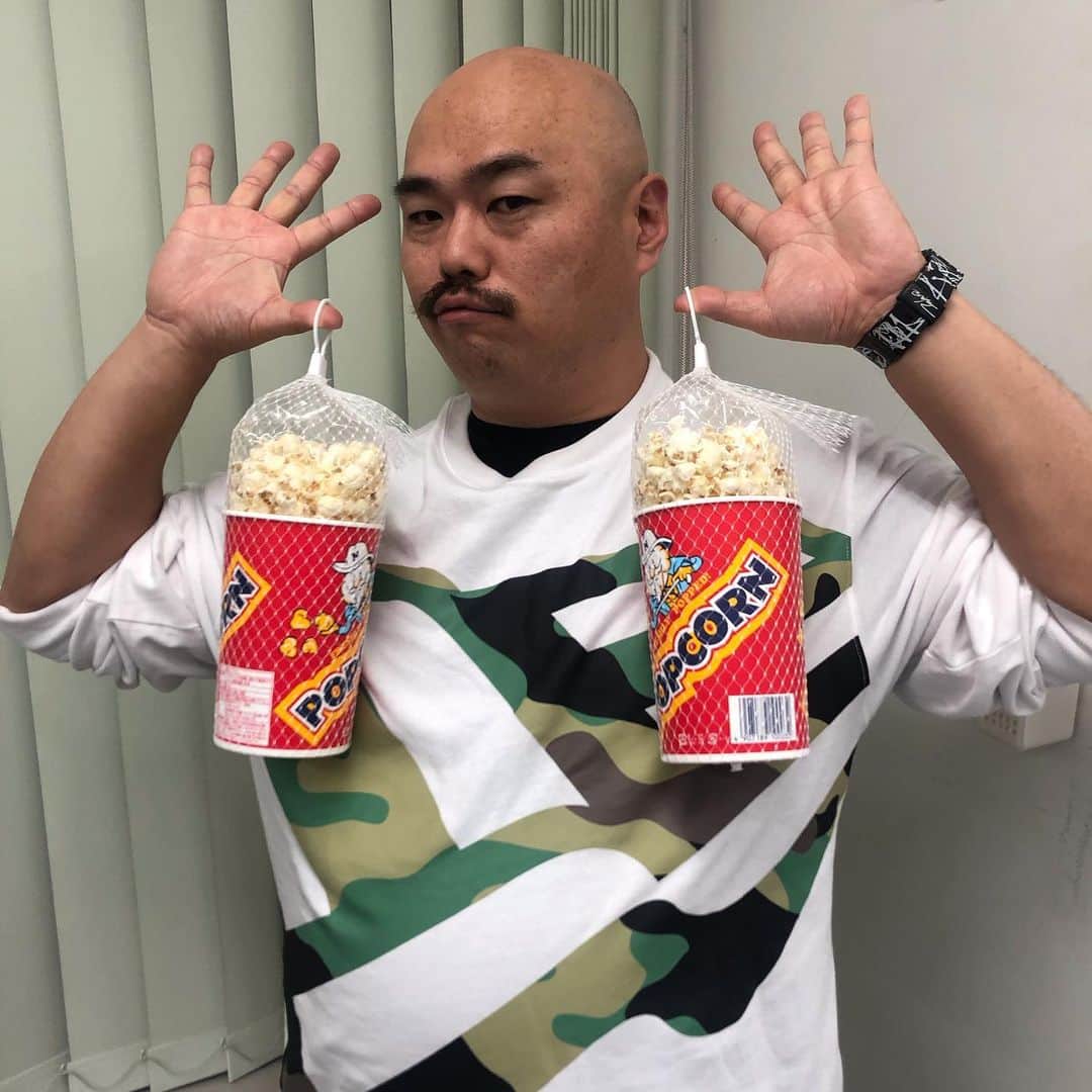クロちゃんさんのインスタグラム写真 - (クロちゃんInstagram)「12月19日(木) 【クロちゃんのクロ薔薇】 ウイング玉城店さんで収録だしんよー！ 今回も半万枚目指すしん！！ #ウイング玉城店 #クロちゃん　#クロ薔薇」12月18日 18時17分 - kurochandesuwawa