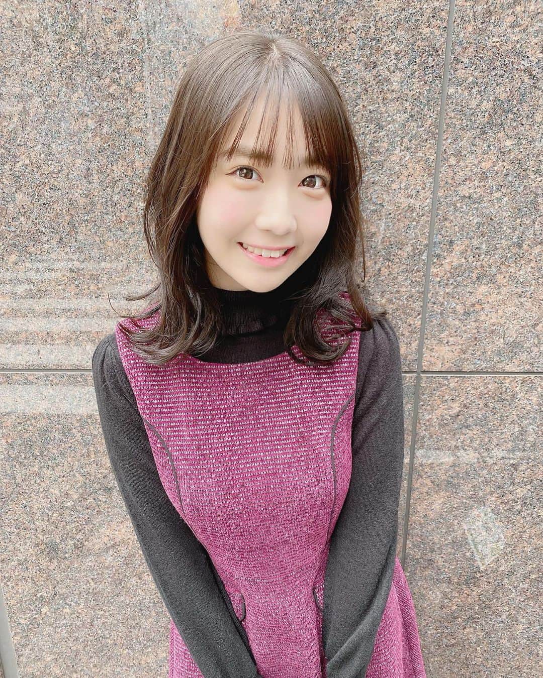 天羽希純のインスタグラム：「昨日はおばあちゃんとお揃いの美容院に行って、ワンマン前に髪の毛綺麗にしてもらってきました✨ どうでしょうか？？☺️ #美容院 #東京美容院 #ヘアアレンジ #ヘアカラー #トリートメント #ヘアトリートメント #アッシュブラウン #ブラウンカラー #私服 #クリスマスコーデ #クリスマス #冬コーデ #ファッション #ファッションコーデ #ファッション好きな人と繋がりたい #外ハネボブ #外ハネ #外ハネミディアム #巻き髪 #ワンピース #ワンピースコーデ #タートルネック #タートルネックニット #可愛い女の子 #asiangirls」