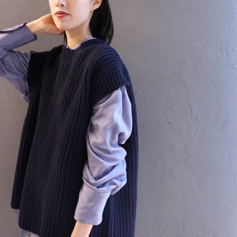 JOURNAL STANDARDさんのインスタグラム写真 - (JOURNAL STANDARDInstagram)「今季マストアイテムなニットベストは程よくゆとりのあるサイズ感が合わせやすい一枚。サテンのBIGシャツとのレイヤードがトレンド感UP。  knit vest ¥14,000+tax code:190080400180030  shirt ¥15,000+tax code:19050400915030  #journalstandard  #baycrews #ladies #fashion #newarrivals #philippeaudibert #ニットベスト #レイヤード」12月18日 18時19分 - journalstandard.jp