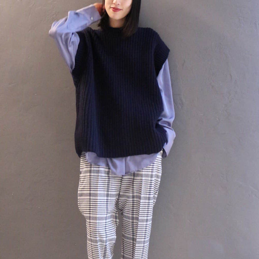 JOURNAL STANDARDさんのインスタグラム写真 - (JOURNAL STANDARDInstagram)「今季マストアイテムなニットベストは程よくゆとりのあるサイズ感が合わせやすい一枚。サテンのBIGシャツとのレイヤードがトレンド感UP。  knit vest ¥14,000+tax code:190080400180030  shirt ¥15,000+tax code:19050400915030  #journalstandard  #baycrews #ladies #fashion #newarrivals #philippeaudibert #ニットベスト #レイヤード」12月18日 18時19分 - journalstandard.jp