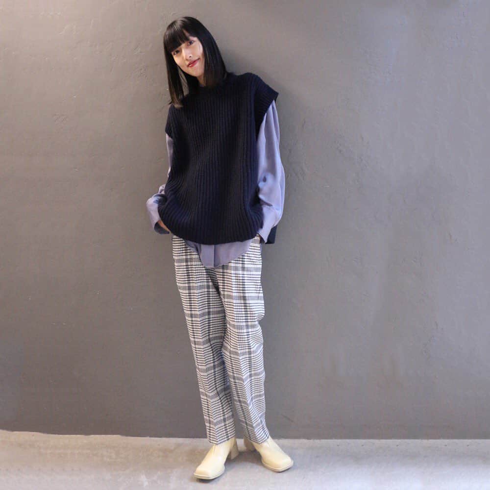 JOURNAL STANDARDさんのインスタグラム写真 - (JOURNAL STANDARDInstagram)「今季マストアイテムなニットベストは程よくゆとりのあるサイズ感が合わせやすい一枚。サテンのBIGシャツとのレイヤードがトレンド感UP。  knit vest ¥14,000+tax code:190080400180030  shirt ¥15,000+tax code:19050400915030  #journalstandard  #baycrews #ladies #fashion #newarrivals #philippeaudibert #ニットベスト #レイヤード」12月18日 18時19分 - journalstandard.jp