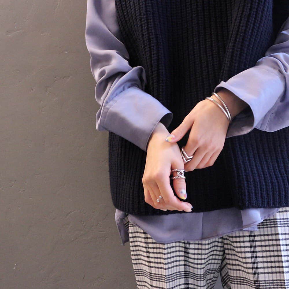 JOURNAL STANDARDさんのインスタグラム写真 - (JOURNAL STANDARDInstagram)「今季マストアイテムなニットベストは程よくゆとりのあるサイズ感が合わせやすい一枚。サテンのBIGシャツとのレイヤードがトレンド感UP。  knit vest ¥14,000+tax code:190080400180030  shirt ¥15,000+tax code:19050400915030  #journalstandard  #baycrews #ladies #fashion #newarrivals #philippeaudibert #ニットベスト #レイヤード」12月18日 18時19分 - journalstandard.jp