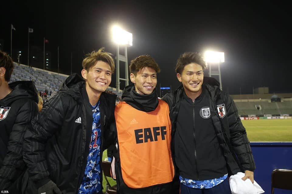 Ｊリーグさんのインスタグラム写真 - (ＪリーグInstagram)「＼日本代表のオフショットをお届け💓／﻿ ﻿ ﻿ 勝てば優勝が決まる一戦‼️﻿ 韓国代表と激突🇰🇷 ﻿ ﻿ ﻿ 🏆EAFF E-1サッカー選手権2019﻿ 📅12月18日(水) ﻿ 🕢19:30 KO﻿ 🆚韓国 vs 日本﻿ 🏟釜山アシアドメインスタジアム﻿ ﻿ フジテレビ系列にて﻿ 全国生中継📺﻿ ﻿ ﻿ #Ｊリーグ ﻿ #jleague﻿ ﻿ #E1 #daihyo #jfa﻿ ﻿ #小川航基 ﻿ #遠藤渓太 ﻿ #相馬勇紀 ﻿ #田川亨介 ﻿ #橋本拳人 ﻿ #渡辺剛 ﻿ #大島僚太 ﻿ #菅大輝 ﻿ #仲川輝人 ﻿ #上田綺世」12月18日 18時20分 - jleaguejp