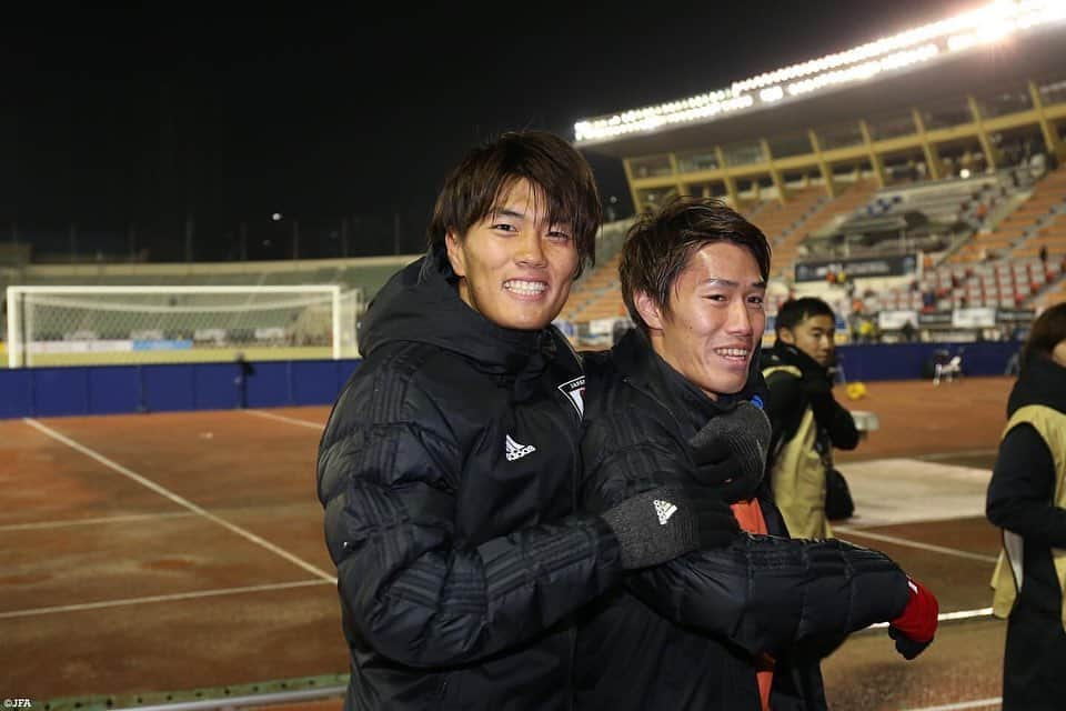 Ｊリーグさんのインスタグラム写真 - (ＪリーグInstagram)「＼日本代表のオフショットをお届け💓／﻿ ﻿ ﻿ 勝てば優勝が決まる一戦‼️﻿ 韓国代表と激突🇰🇷 ﻿ ﻿ ﻿ 🏆EAFF E-1サッカー選手権2019﻿ 📅12月18日(水) ﻿ 🕢19:30 KO﻿ 🆚韓国 vs 日本﻿ 🏟釜山アシアドメインスタジアム﻿ ﻿ フジテレビ系列にて﻿ 全国生中継📺﻿ ﻿ ﻿ #Ｊリーグ ﻿ #jleague﻿ ﻿ #E1 #daihyo #jfa﻿ ﻿ #小川航基 ﻿ #遠藤渓太 ﻿ #相馬勇紀 ﻿ #田川亨介 ﻿ #橋本拳人 ﻿ #渡辺剛 ﻿ #大島僚太 ﻿ #菅大輝 ﻿ #仲川輝人 ﻿ #上田綺世」12月18日 18時20分 - jleaguejp