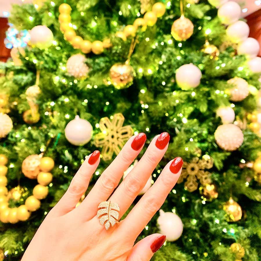 のインスタグラム：「ネイル新しくした🎄♥️ @grandouja  前回から気に入ってる艶感のあるボルドーに🥰 #ネイル#nail#冬ネイル #ネイルサロン#心斎橋ネイル」