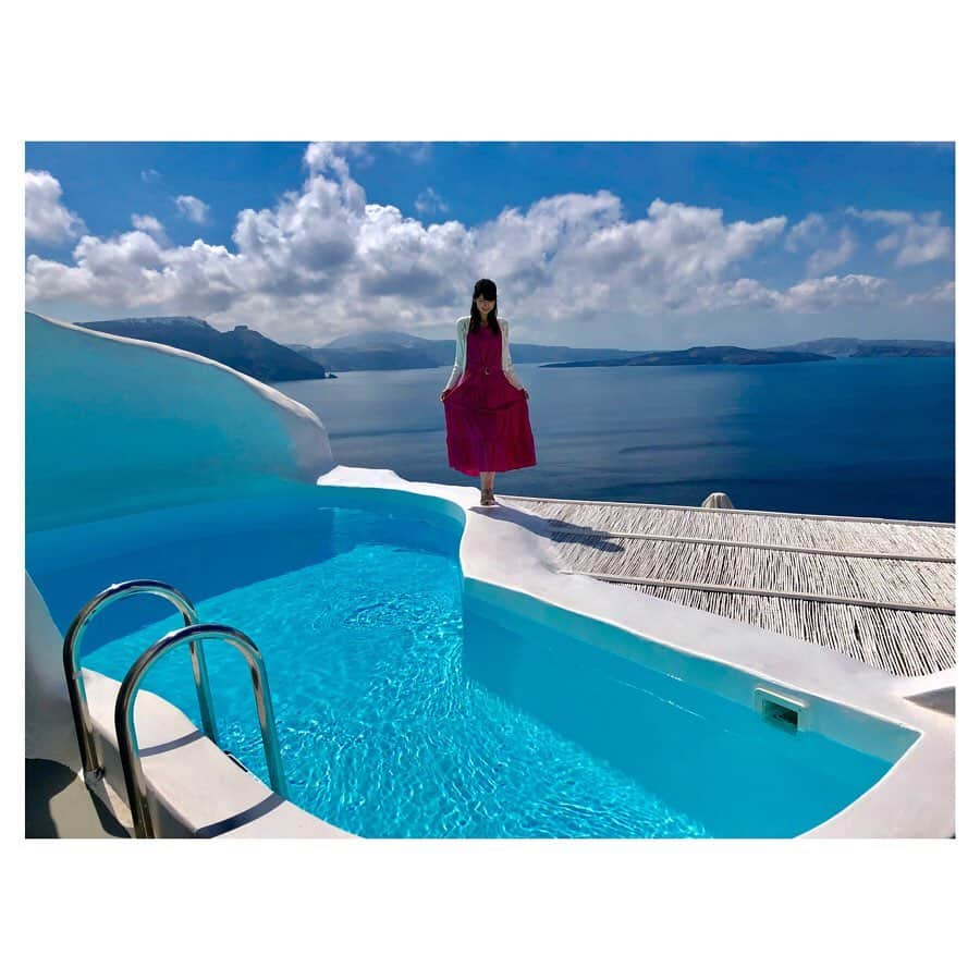 川村優希のインスタグラム：「2019年も残りわずか。 載せそびれていた旅の写真を今年のうちに載せさせてください🙇‍♀️ . 最初の目的地はずっと憧れていたサントリーニ島。 空と海の青に白い壁のコントラストが鮮やかで、美しい街✨ お部屋のテラスで食べる朝食が最高でした🍽 . . #santorini #greece #katikies #サントリーニ島 #旅行 #写真見てるだけでまた行きたくなる」