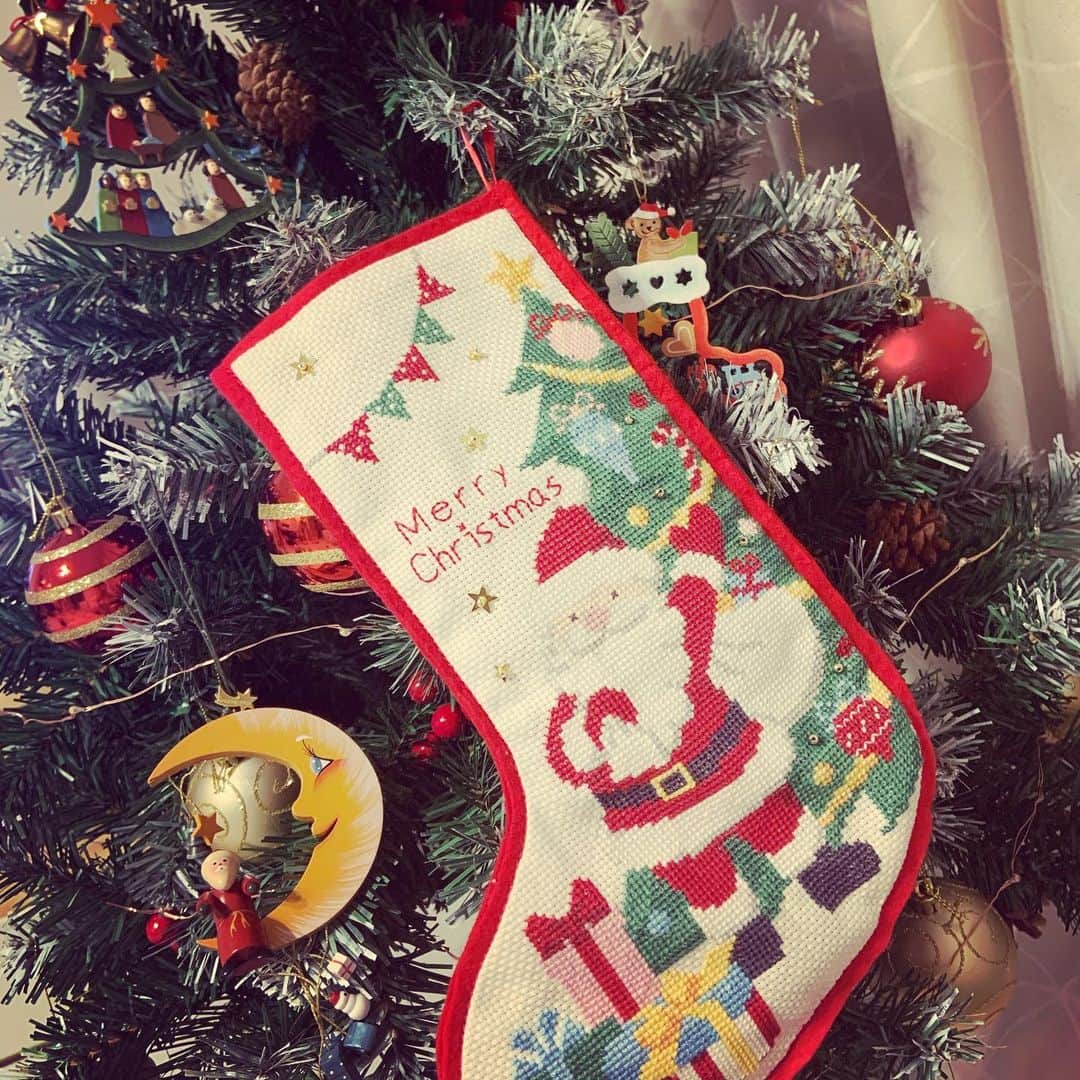 大和田美帆さんのインスタグラム写真 - (大和田美帆Instagram)「#4y #dearsanta🎅  手紙を靴下に入れて #クリスマスツリー　に飾って🎄  欲しいものはケーキ。 (きーけ) まさかの生モノ、、(^◇^;)」12月18日 18時24分 - miho_ohwada