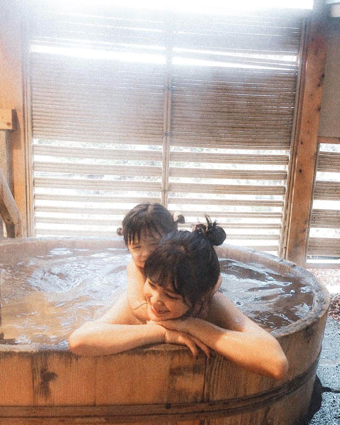 junko onagi ／小梛準子さんのインスタグラム写真 - (junko onagi ／小梛準子Instagram)「#家族旅行 ♨️❤︎ ㅤㅤㅤㅤㅤㅤㅤㅤㅤ 昨日、今日とおとぴの口座開設や学資保険や終身保険、 自分の保険の事やらで銀行駆け回ってたり😵🌀 ㅤㅤㅤㅤㅤㅤㅤㅤㅤ 先週はおとぴ熱出して下がらず わたしもPMS重くて🤢🌀笑  バタバタしてクタクタな今日この頃なので 家族旅行の写真振り返ってます🥺笑  また温泉でぬくぬくゆっくりしたいなぁん♨️❤︎ マッサージもゆきたい❣️ ㅤㅤㅤㅤㅤㅤㅤㅤㅤ  #おとぴはわたしの母の鼻をよく食べる(5枚目) #顔コピペと言われる妹の写真も笑 #年末やる事多くてバタバタだけど駆け抜けるー #皆さんも体調お気をつけて🥺 #来年も家族を旅行連れてけるように仕事頑張る！！ #水上館 #水上温泉 #家族旅行 #親孝行 #slぐんまみなかみ #貸切風呂 #飲み放題 #露天風呂 #温泉最高 #旅館ご飯 #日帰り温泉 #タイムバンク #timebank #pr #giapponizzati #visitjapanjp #onsen #minakami #minakamionsen #japantravel #群馬 #上毛高原 #おとぴさん」12月18日 18時25分 - jnco0417
