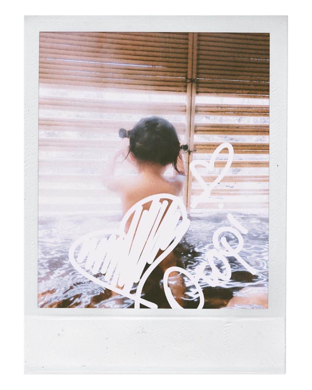 junko onagi ／小梛準子さんのインスタグラム写真 - (junko onagi ／小梛準子Instagram)「#家族旅行 ♨️❤︎ ㅤㅤㅤㅤㅤㅤㅤㅤㅤ 昨日、今日とおとぴの口座開設や学資保険や終身保険、 自分の保険の事やらで銀行駆け回ってたり😵🌀 ㅤㅤㅤㅤㅤㅤㅤㅤㅤ 先週はおとぴ熱出して下がらず わたしもPMS重くて🤢🌀笑  バタバタしてクタクタな今日この頃なので 家族旅行の写真振り返ってます🥺笑  また温泉でぬくぬくゆっくりしたいなぁん♨️❤︎ マッサージもゆきたい❣️ ㅤㅤㅤㅤㅤㅤㅤㅤㅤ  #おとぴはわたしの母の鼻をよく食べる(5枚目) #顔コピペと言われる妹の写真も笑 #年末やる事多くてバタバタだけど駆け抜けるー #皆さんも体調お気をつけて🥺 #来年も家族を旅行連れてけるように仕事頑張る！！ #水上館 #水上温泉 #家族旅行 #親孝行 #slぐんまみなかみ #貸切風呂 #飲み放題 #露天風呂 #温泉最高 #旅館ご飯 #日帰り温泉 #タイムバンク #timebank #pr #giapponizzati #visitjapanjp #onsen #minakami #minakamionsen #japantravel #群馬 #上毛高原 #おとぴさん」12月18日 18時25分 - jnco0417