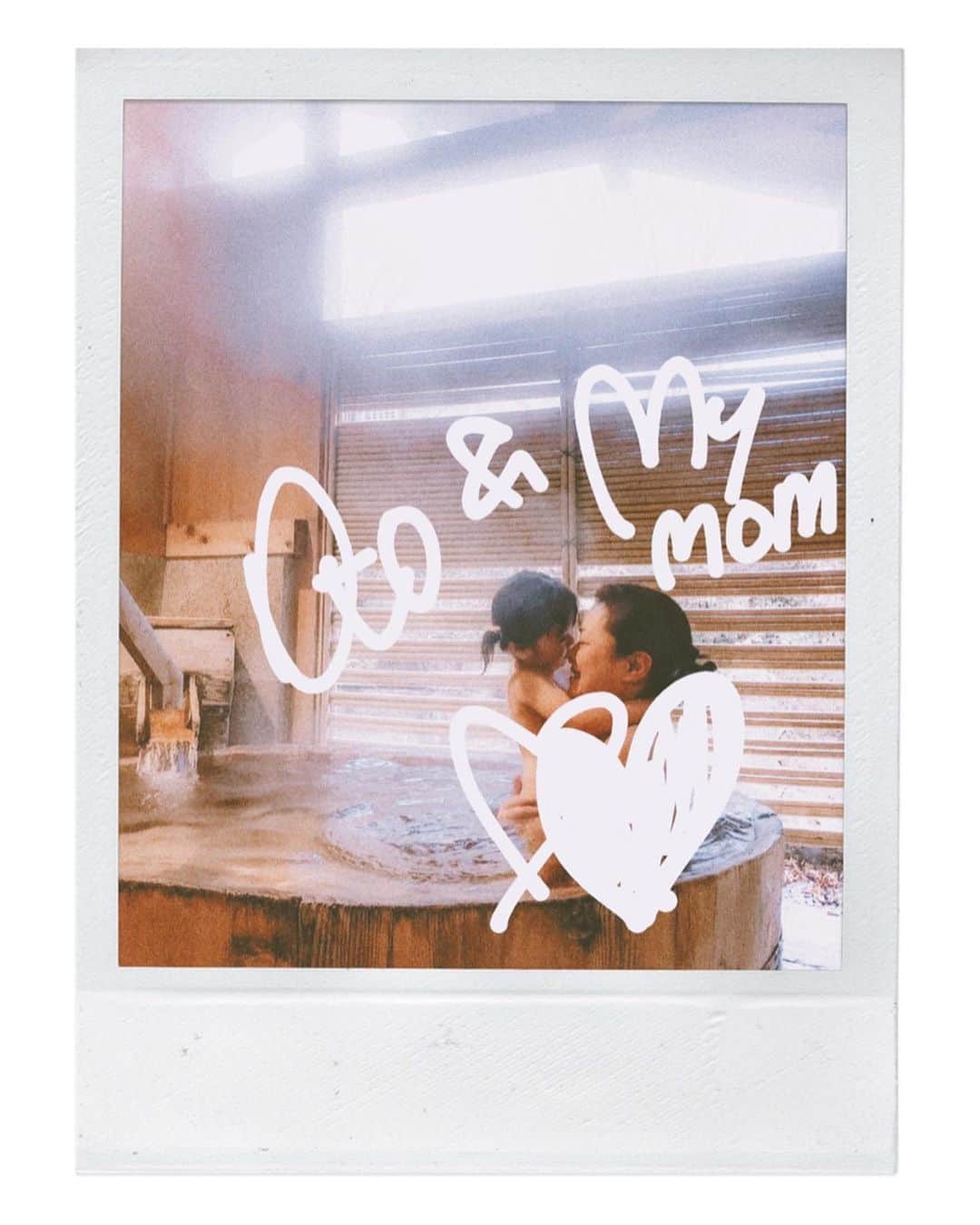 junko onagi ／小梛準子さんのインスタグラム写真 - (junko onagi ／小梛準子Instagram)「#家族旅行 ♨️❤︎ ㅤㅤㅤㅤㅤㅤㅤㅤㅤ 昨日、今日とおとぴの口座開設や学資保険や終身保険、 自分の保険の事やらで銀行駆け回ってたり😵🌀 ㅤㅤㅤㅤㅤㅤㅤㅤㅤ 先週はおとぴ熱出して下がらず わたしもPMS重くて🤢🌀笑  バタバタしてクタクタな今日この頃なので 家族旅行の写真振り返ってます🥺笑  また温泉でぬくぬくゆっくりしたいなぁん♨️❤︎ マッサージもゆきたい❣️ ㅤㅤㅤㅤㅤㅤㅤㅤㅤ  #おとぴはわたしの母の鼻をよく食べる(5枚目) #顔コピペと言われる妹の写真も笑 #年末やる事多くてバタバタだけど駆け抜けるー #皆さんも体調お気をつけて🥺 #来年も家族を旅行連れてけるように仕事頑張る！！ #水上館 #水上温泉 #家族旅行 #親孝行 #slぐんまみなかみ #貸切風呂 #飲み放題 #露天風呂 #温泉最高 #旅館ご飯 #日帰り温泉 #タイムバンク #timebank #pr #giapponizzati #visitjapanjp #onsen #minakami #minakamionsen #japantravel #群馬 #上毛高原 #おとぴさん」12月18日 18時25分 - jnco0417