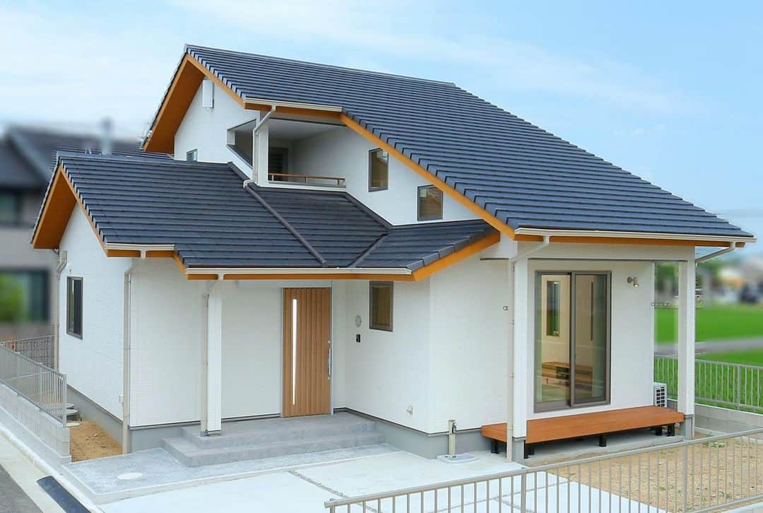 OKOCHI STYLE(香川県) さんのインスタグラム写真 - (OKOCHI STYLE(香川県) Instagram)「家づくりのヒントになる施工事例情報をお届けしています📲﻿ いいね👍フォロー大歓迎です✨ 【外観施工事例】HPに追加しました。 存在感のある、大きな屋根が特徴的な家。 平板瓦と白い外壁のコントラストが綺麗です。  吹抜けリビングや子供室の施工事例もupしていますので、【施工事例】をご覧ください。 ﻿ Instagramで紹介した写真は、下のプロフィールをご覧ください♪﻿ ーーーーーーーーー﻿ @okochi.komuten ﻿ ーーーーーーーーー﻿ ﻿ 資料請求専用インスタ始めました！﻿ 家づくりの資料請求はこちらから⬇️﻿ ーーーーーーーー﻿ @request_ok﻿ ーーーーーーーー﻿ ﻿ 街角リゾート木きん堂倶楽部のインスタもご覧ください(カフェ&ギャラリー情報)🌟﻿ ーーーーーーーーー﻿ @mokkindou.cafe ﻿ ーーーーーーーーー﻿ ﻿ 大河内工務店HPのURLはこちら⬇️﻿ https://www.okochi.co.jp﻿ ﻿ #外観デザイン #外観 #外観おしゃれ #瓦 #平板瓦 #住宅 #木の家 #工務店 #建築 #設計 #自由設計 #注文住宅 #香川の家 #新築 #一戸建て #注文住宅新築 #施工事例 #工務店だからつくれる家 #暮らしを楽しむ #家 #家づくり #おしゃれな家 #マイホーム #マイホーム計画 #住宅デザイン #香川の工務店 #香川県 #大河内工務店﻿ ﻿」12月18日 18時25分 - okochi.komuten
