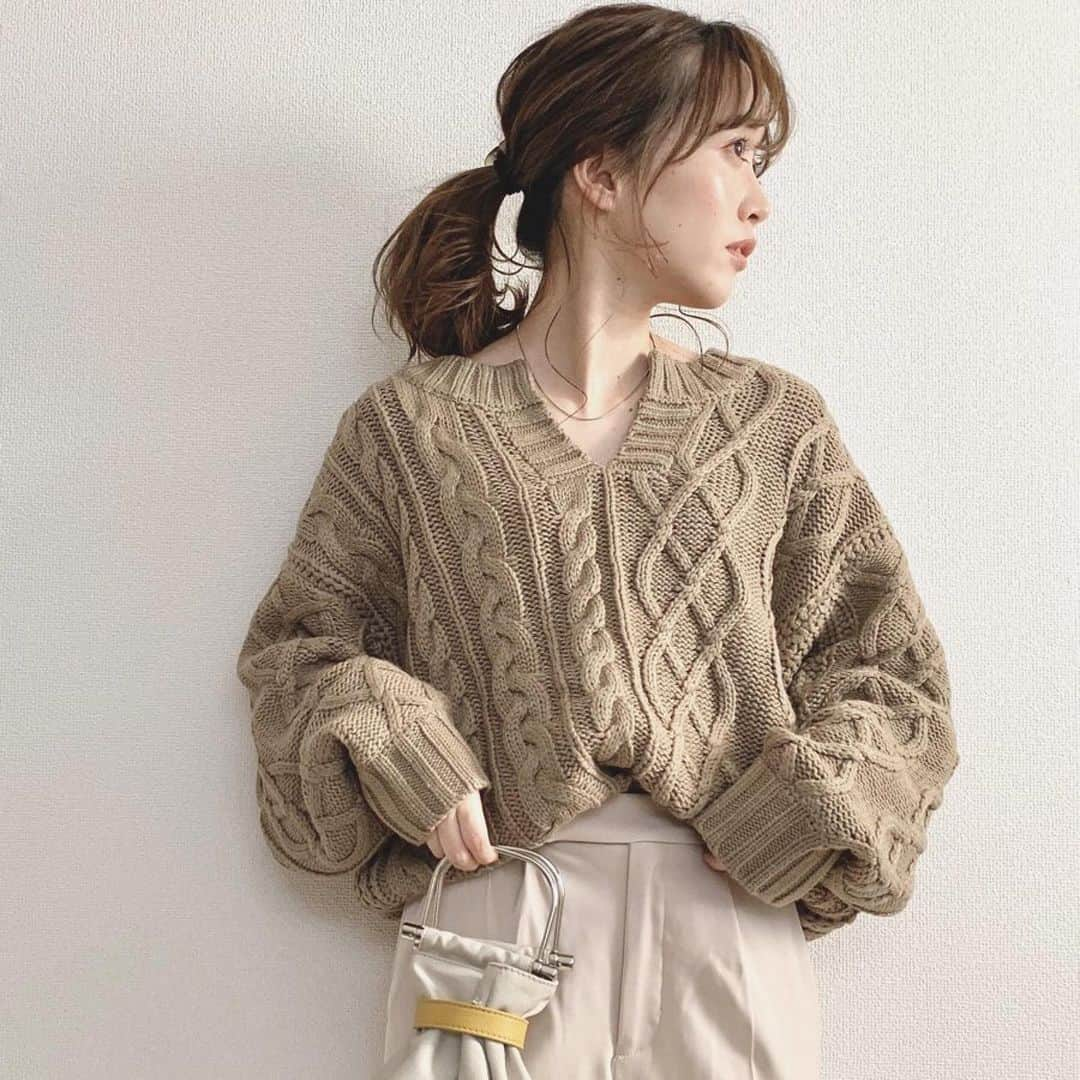 titivateさんのインスタグラム写真 - (titivateInstagram)「. . 【 style share 】 ケーブル編みキーネックニットプルオーバー 品番：AUXN0339 ¥4,990+tax . @terawear 様、素敵なコーディネートありがとうございます✨ トレンドのキーネックデザインで抜け感のあるおしゃれ見えスタイルが叶うニット🧡 コーディネートしやすいカラーバリエーションもポイントです🎄🌟 12/20(金)10:59まで期間限定タイムセール🛒❤️ 今だけ3,490円(+tax)でお得にお買い求めいただけます👌🏻 . STYLE SHARE 募集中！ titivateのアイテムを取り入れてコーデを投稿しよう！ ハッシュタグは『#titivatestyle』 . 素敵な着こなしで、もしかしたらtitivateのアカウントで紹介されちゃうかも⁈ 「リアル」で「身近」なオシャレコーデを楽しみにしています♪ . #titivate #ティティベイト #ファッション #ニット #キーネック #ざっくりニット . . #Repost @terawear ・・・ @titivatejp #ケーブル編みキーネックニットプルオーバー ベージュ/F ・ ・ ネックレスつけたい気分の時 このニットおすすめ😚💓 今日のブログに書きました✍️ @terawear のトップからとべます♡ #titivate#ティティベイト#titivatestyle#fashion#ootd#outfit #wear #コーディネート#coordinate #ママファッション #ママコーデ#プチプラコーデ」12月18日 18時26分 - titivatejp