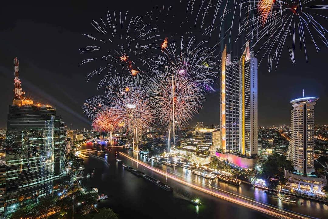 タイ国政府観光庁さんのインスタグラム写真 - (タイ国政府観光庁Instagram)「⠀ ／⠀ タイで年越しカウントダウン⠀ イベントに参加しよう🎉✨⠀ ＼⠀ ⠀ バンコクではアイコンサイアム前など、チャオプラヤー川にあがる豪華絢爛な花火はもちろん、ルーフトップバーやホテルでのカウントダウン・パーティーやカウントダウン・ディナーもおすすめ🎆⠀ ⠀ また、プーケットではパトンビーチを中心にビーチでカウントダウンイベントが繰り広げられるなど、タイ各地でイベントが開催されます🕺✨⠀ ⠀ 2020年を迎える記念すべき瞬間をタイで過ごしてみませんか❓⠀ ⠀ #タイ #タイ旅行 #年越し #カウントダウン #カウントダウンイベント #2020 #年越しイベント #年越し花火 #絶景 #バンコク #チェンマイ #プーケット #海外リゾート #もっと知りタイ #こんなタイ知らなかった #旅好きな人と繋がりたい #旅行好きな人と繋がりたい #海外旅行 #thailand  #fireworks #newyear #countdown #amazingthailand #thailandtravel #thailandtrip #thai #thaistagram #lovethailand #thaistagram #lovethailand」12月18日 18時36分 - amazingthailandjp