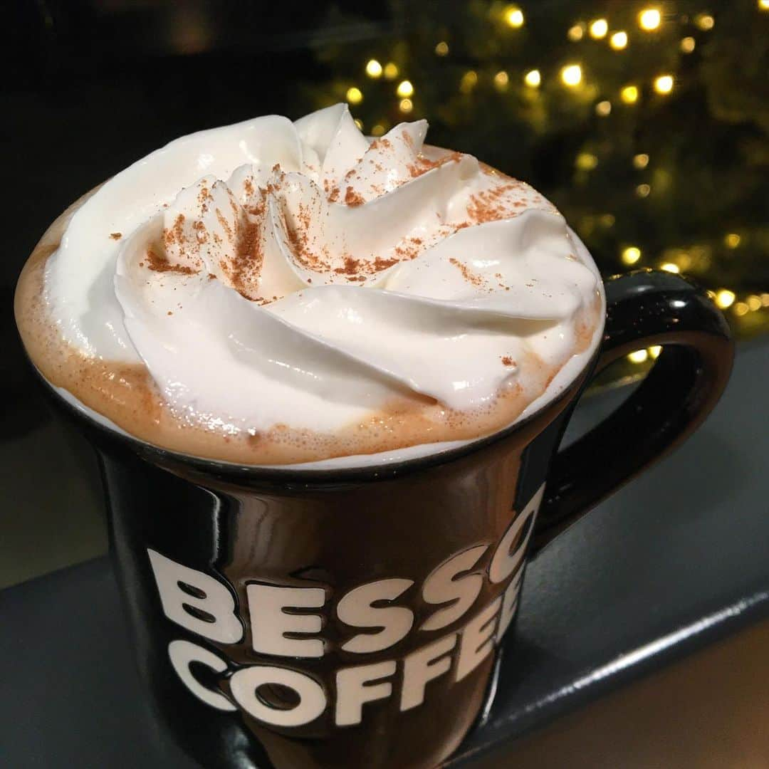 岡山グルメ de ランチのインスタグラム：「* BESSO COFFEEの ジンジャースパイスラテ♡ * ぴりりとスパイスが 身体をあたためてくれるー 店内がジンジャーの良い香り！ * もうすぐクリスマスだねぇ🎄✨ 隣のフレックスギャラリーで クリスマスレターセット買ったら コーヒー100円OFFチケット貰えたよ。 * #BESSOCOFFEE #ベッソコーヒー #ジンジャースパイスラテ #店内にはもちろんクリスマスソング #窓の外にはクリスマスツリー #プレゼント欲しい #それよりボーナス 笑 #ほっこりしすぎて寝そう #岡山カフェ #岡山コーヒー #岡山スイーツ」