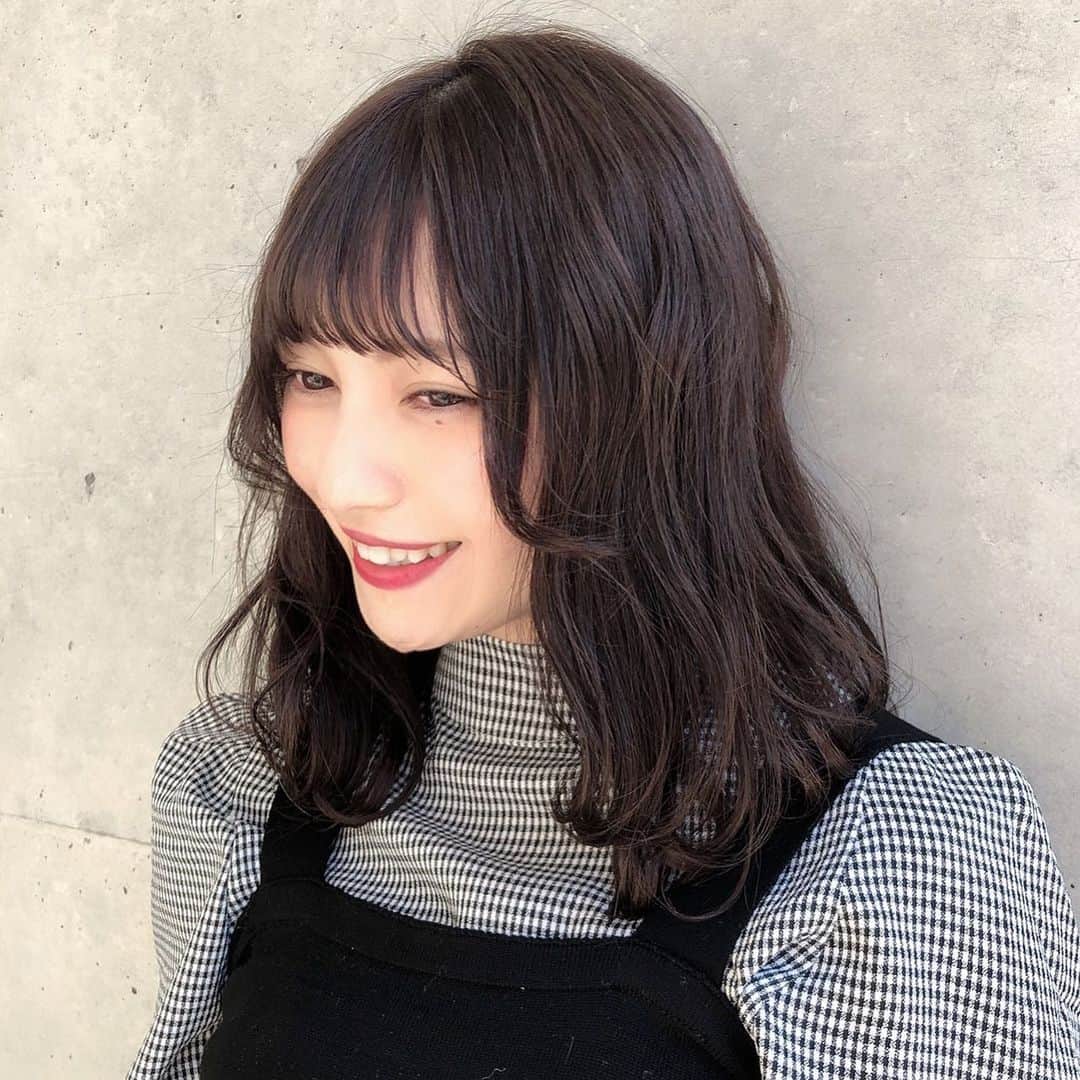 廣川奈々聖のインスタグラム：「． 📸🧸❤︎﻿ ﻿ ﻿ よく聞かれるんだけど﻿ 私は1回もブリーチしたことないです！﻿ ﻿ ﻿ ﻿ もともとうねりやすい髪質なので﻿ 縮毛矯正みたいなのも定期的にしていて﻿ カラーと縮毛のふたつはかなり傷むから﻿ ﻿ この先もブリーチすることはない気がするなぁ〜(;o;)﻿💧、、できるひと羨ましい！ ﻿ ﻿ ﻿ ﻿ もし髪色参考にするのであれば﻿ 3枚目がいちばんわかりやすいと思うよ〜ಇ﻿ ﻿ ﻿ ﻿ ﻿ ﻿#髪色 #ブラウンカラー #チョコブラウン #暗めカラー #巻き髪アレンジ #ゆるウェーブ」