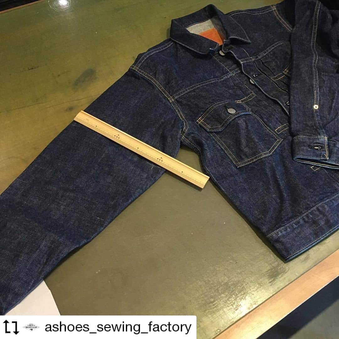 select shop「ASHOES」 SHOP STAFFのインスタグラム：「#Repost @ashoes_sewing_factory Made by @Image.Downloader · · · · LEVIS 2nd Gジャンの、袖幅の詰めのご依頼でした。  Gジャンは、チェーンステッチの巻縫いを多用して縫製されています。大切なディテールだと思います。  なので、オリジナルの仕様にて縫い戻しております。  お気軽に ご相談ください。 048-782-6627 −−−−−−−−−−− ジーンズをカッティングから丸縫いしています。シルエットの別注も可能です。 −−−−−−−−−−− #Gジャン #シルエット変更 #リメイク #デニムリペア #ジーンズ修理 #デニム修理 #サイズ変更 #幅出し #handmade #ハンドメイド #ashoes #亜洲'S #さいたま #大宮 #デニム #ジーンズ #裾上げ #チェーンステッチ #お直し #リペア #穴埋め #singersewing #Unionspecial #sewing #sewingmachine #ミシン #シンガーミシン #ユニオンスペシャル #jukI」