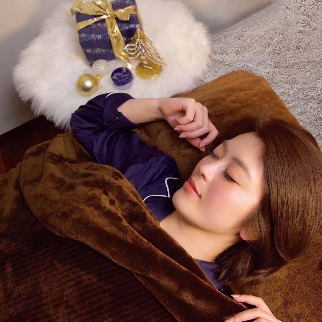 オルフェス（ALFACE+）のインスタグラム：「寝ている間もうるおい素肌を守るために。﻿ ベッドサイドにおまもりコスメ😴﻿ ﻿ さらっとしたテクスチャーのジェルは﻿ お肌にすっとなじんでベタつかないので、﻿ そのままお休みいただけます🙆‍♀️🌛﻿ ﻿ ﻿ #オルフェス #スターリーナイトジェルマスク #スリーピングパック #クリスマス #Christmas2019 #クリスマスプレゼント #クリスマスコスメ #コスメ #お守りコスメ #Holiday #ホリデーコスメ #スキンケア #ベッドサイドコスメ #睡眠美容 #ベッドルーム #新商品 #newin #クリスマスツリー #クリスマスインテリア」