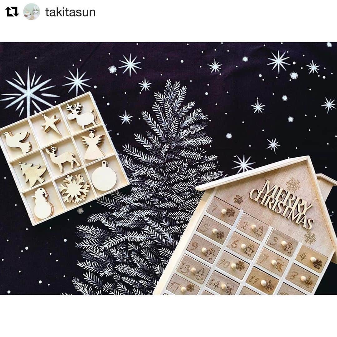 クラフトタウンさんのインスタグラム写真 - (クラフトタウンInstagram)「クリスマス準備、進んでますか？😊 タペストリー、今年はチョークアート風バージョンも発売中です！  #Repost @takitasun with @get_repost ・・・ * * クリスマス準備🎄 . 1年で1番ワクワクするシーズン♡ 木目のアドベントカレンダーとオーナメント…可愛い🥺❤️ しかし、 我が家の玄関はハロウィンのままだし なんなら子供部屋は七夕のまま←← #ゆえさんに怒られてる😂 . 少しずつ、 クリスマス準備始めます😇 リビングのツリーは早々に出したよ🤣 . . . @craft_town 様の新作タペストリー 「チョークアート風ツリー」 サイズ：106㎝×58㎝ . コンパクトなサイズでとても可愛いですよー♡お値段も¥780と可愛い😇❤️ 今年もタペストリーにお世話になります♡ . . . #トーカイタペストリー #トーカイアンバサダー . . #クリスマス #クリスマスインテリア #クリスマス飾り #クリスマスツリー #クリスマスツリータペストリー #トーカイ #オーナメント #フライングタイガー #アドベントカレンダー #ニトリ #ニトリのクリスマス」12月18日 18時32分 - crafthearttokai