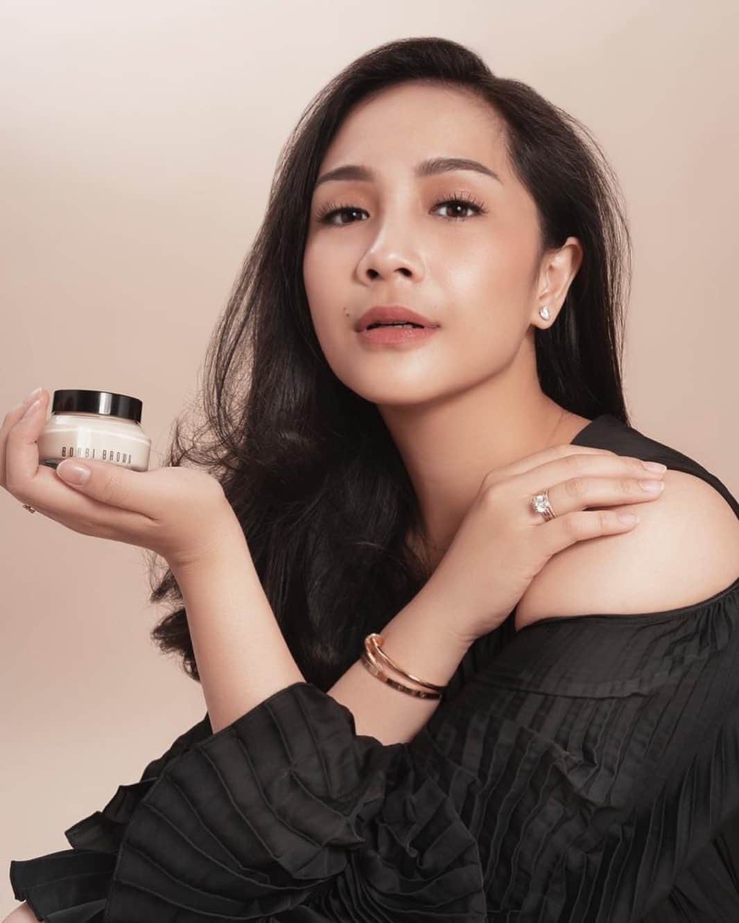 Raffi Ahmadさんのインスタグラム写真 - (Raffi AhmadInstagram)「I love this foundation. It has such a beautiful dewy finish. It just glides I’m so smoothly and looks beautiful. It also includes skin healthy ingredients and sunscreen. I would highly recommend if you like a dewy finish. @theeditors_club #TheEditorsClub #BobbiBrownID and  #TECXBobbiBrown」12月18日 18時33分 - raffinagita1717