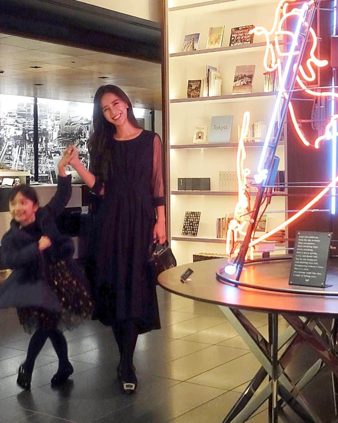丸山悠美さんのインスタグラム写真 - (丸山悠美Instagram)「Hyatt Centric Ginza Tokyo﻿  @hyattcentricginza﻿ 「NAMIKI667」﻿ 美味しいディナーの後﻿ フロント前のクリスマスツリー前で﻿ ルンルンな娘と♡﻿ ﻿ ドレスは﻿ White Closet @whitecloset_official﻿ ﻿ 裾がテールカットで﻿ お袖のシースルードットが大人可愛い☺️﻿ ﻿ ZOZOTOWNに今日からOPEN！﻿ 当日限定クーポン2000円＆タイムセールがあるそうです♡﻿ ﻿ #whitecloset #ホワイトクローゼット #ゾゾタウン #zozo #zozotown #WhiteCloset_official  #dress#ドレス #結婚式コーデ #二次会コーデ #ワンピース #クリスマスコーデ#hyattcentricginza #ハイアットセントリック銀座 #ハイアットセントリック #ホテル #銀座 #東京ホテル #日本 #並木通り#ママ #子連れ#クリスマスツリー  #クリスマスデート #hyattcentric  #hyattcentricginza  #tokyohotel #ginza ﻿」12月18日 18時40分 - maruyumi