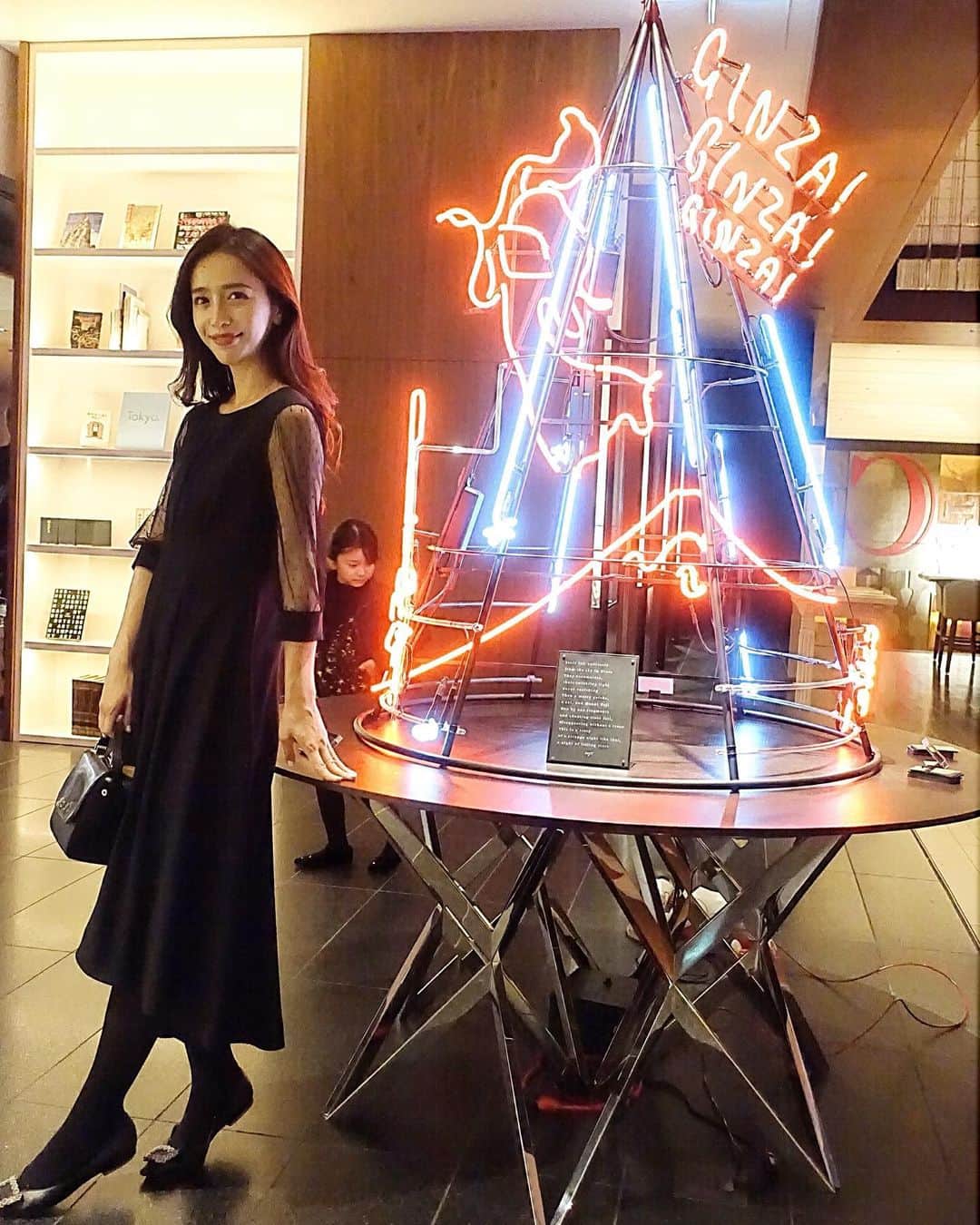 丸山悠美さんのインスタグラム写真 - (丸山悠美Instagram)「Hyatt Centric Ginza Tokyo﻿  @hyattcentricginza﻿ 「NAMIKI667」﻿ 美味しいディナーの後﻿ フロント前のクリスマスツリー前で﻿ ルンルンな娘と♡﻿ ﻿ ドレスは﻿ White Closet @whitecloset_official﻿ ﻿ 裾がテールカットで﻿ お袖のシースルードットが大人可愛い☺️﻿ ﻿ ZOZOTOWNに今日からOPEN！﻿ 当日限定クーポン2000円＆タイムセールがあるそうです♡﻿ ﻿ #whitecloset #ホワイトクローゼット #ゾゾタウン #zozo #zozotown #WhiteCloset_official  #dress#ドレス #結婚式コーデ #二次会コーデ #ワンピース #クリスマスコーデ#hyattcentricginza #ハイアットセントリック銀座 #ハイアットセントリック #ホテル #銀座 #東京ホテル #日本 #並木通り#ママ #子連れ#クリスマスツリー  #クリスマスデート #hyattcentric  #hyattcentricginza  #tokyohotel #ginza ﻿」12月18日 18時40分 - maruyumi
