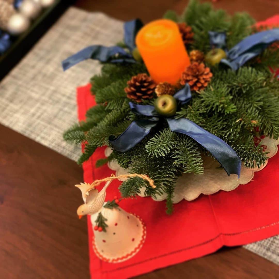 透水さらさのインスタグラム：「素敵なお姉様から素敵なクリスマスグッズ🎄﻿ 箱を開けた途端にため息がでました🎁﻿ ﻿ 大切に大切にします♡﻿ ﻿ #クリスマスグッズ﻿ #さっそく飾る﻿ #ろうそく🕯リースにピッタリ﻿ 今日は同期達が遊びにきたけど写真撮るのを忘れてた、、、﻿ #クリスマスまであと少し #美女からのお届けもの」