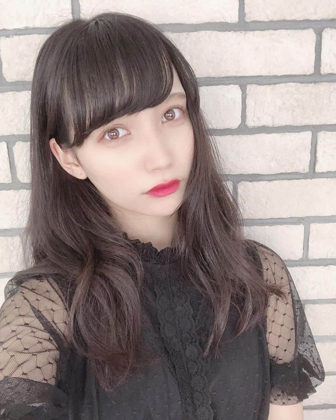 星野渚さんのインスタグラム写真 - (星野渚Instagram)「肌透き通りたい、白い画用紙くらいに白くなれないかな(´･ω･｀) ＊ ＊ ＊ ＊ ＊ ＊ ＊ #透明感女子 #色白女子 #白くなりたい #黒髪ロングヘア #赤リップメイク #rojita #黒ワンピース #3ceeyeshadow #ピンクシャドウ」12月18日 18時41分 - nagisa0717_x_x