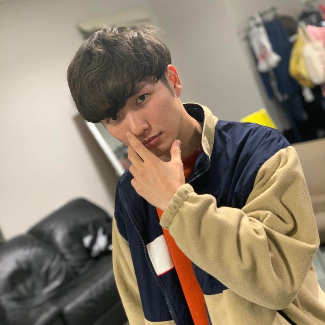 池田真一のインスタグラム：「クリスマスイブに見に来てねー！ 置きチケもいけるよー！ トークライブだよー！ ここでしか聞けない話いっぱいするよー！ ゲストは洲崎と高見やでー！ 絶対に楽しいでー！ 『俺、痩せるまで。』 12月24日(火)  ZAZABOX 20:30開場/20:40開演」