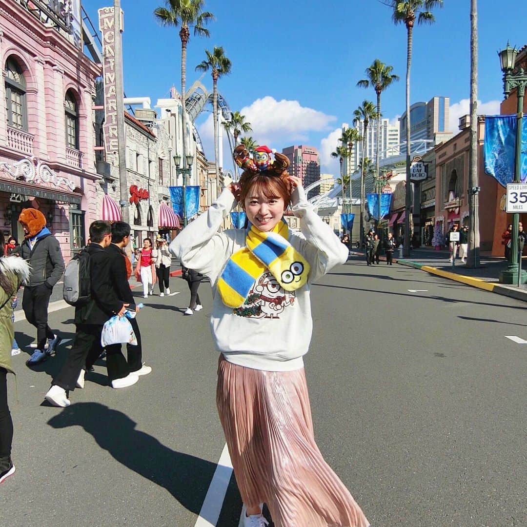 的場絢香さんのインスタグラム写真 - (的場絢香Instagram)「*﻿ ﻿ U S J のクリスマス🌎✧﻿ ﻿ 限定グッズがかわいくて、﻿ パーカー、マフラー、カチューシャを﻿ ミニオンで揃えました🍌💛﻿ ﻿ 大きなハートのパルミエ・ショコラも﻿ クリスマス限定スイーツ🥨💕﻿ サクサクで美味しい！しかもかわいい♡﻿ ﻿ __________________________________________________ #石川さん情報liveリフレッシュ #石川テレビ #旅したがーる #ロケ#ミニオン #パルミエ #クリスマス  #ユニバーサルスタジオジャパン #ユニバ #大阪 #旅行　 #universalstudiosjapan #usj #xmas #minions」12月18日 18時47分 - ayaka_matoba