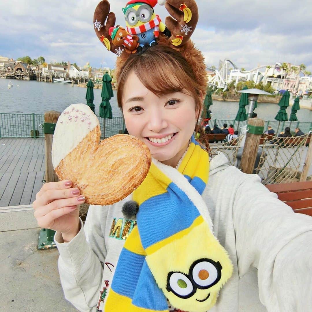 的場絢香さんのインスタグラム写真 - (的場絢香Instagram)「*﻿ ﻿ U S J のクリスマス🌎✧﻿ ﻿ 限定グッズがかわいくて、﻿ パーカー、マフラー、カチューシャを﻿ ミニオンで揃えました🍌💛﻿ ﻿ 大きなハートのパルミエ・ショコラも﻿ クリスマス限定スイーツ🥨💕﻿ サクサクで美味しい！しかもかわいい♡﻿ ﻿ __________________________________________________ #石川さん情報liveリフレッシュ #石川テレビ #旅したがーる #ロケ#ミニオン #パルミエ #クリスマス  #ユニバーサルスタジオジャパン #ユニバ #大阪 #旅行　 #universalstudiosjapan #usj #xmas #minions」12月18日 18時47分 - ayaka_matoba
