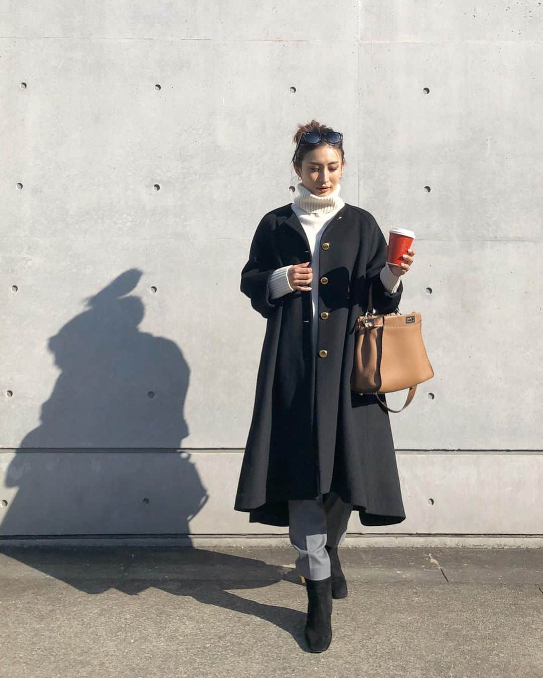 Ayaさんのインスタグラム写真 - (AyaInstagram)「#outfitoftoday . この時期のカフェラテ赤カップ🎅🎄可愛い！ 金ボタンのコートは @stylebar.jp . knit @iena_jp  pants @muji_global  boots @rochasofficial  bag @fendi」12月18日 18時50分 - aya_green1010